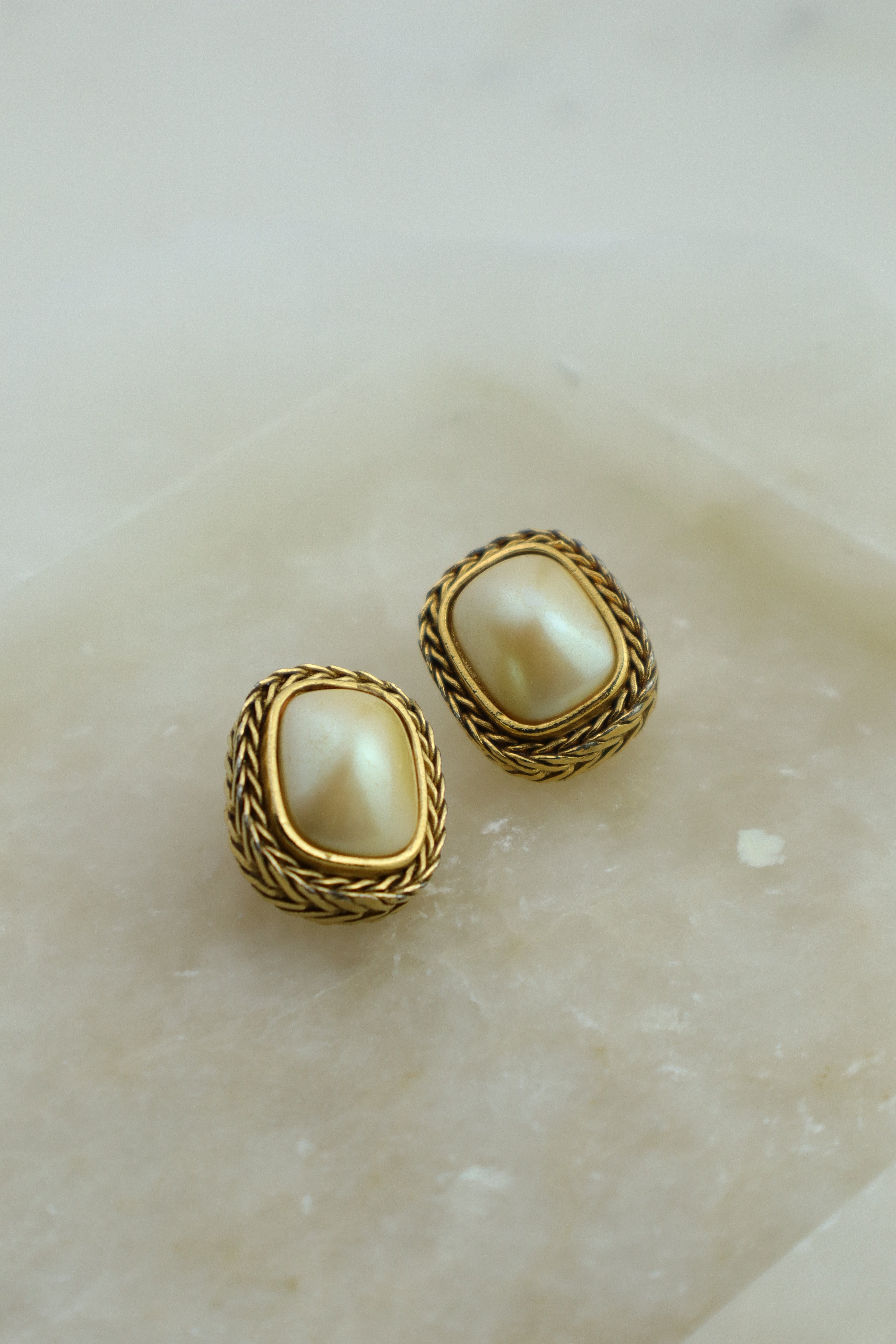 Givenchy - klipsy ze sztuczną perłą