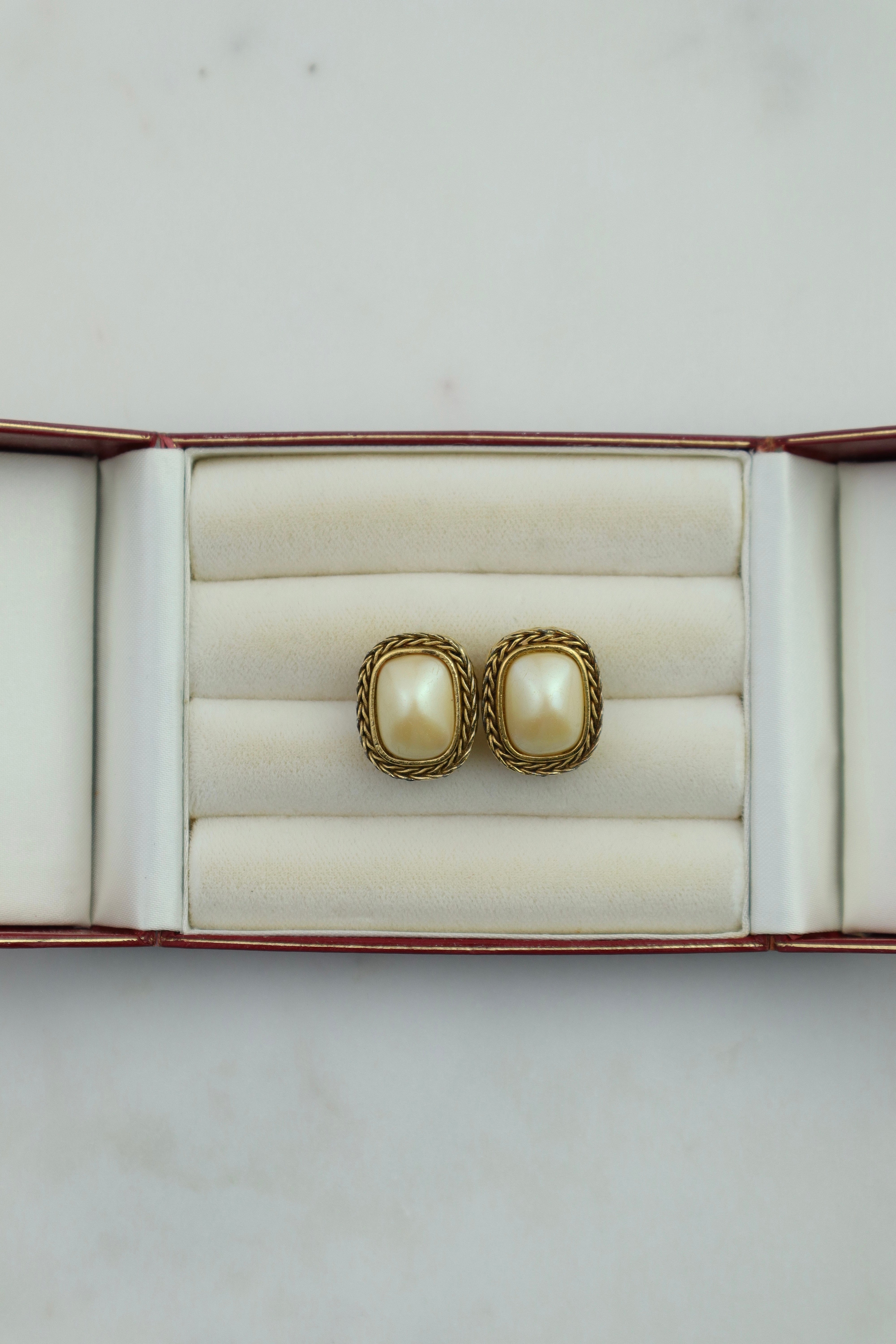 Givenchy - klipsy ze sztuczną perłą