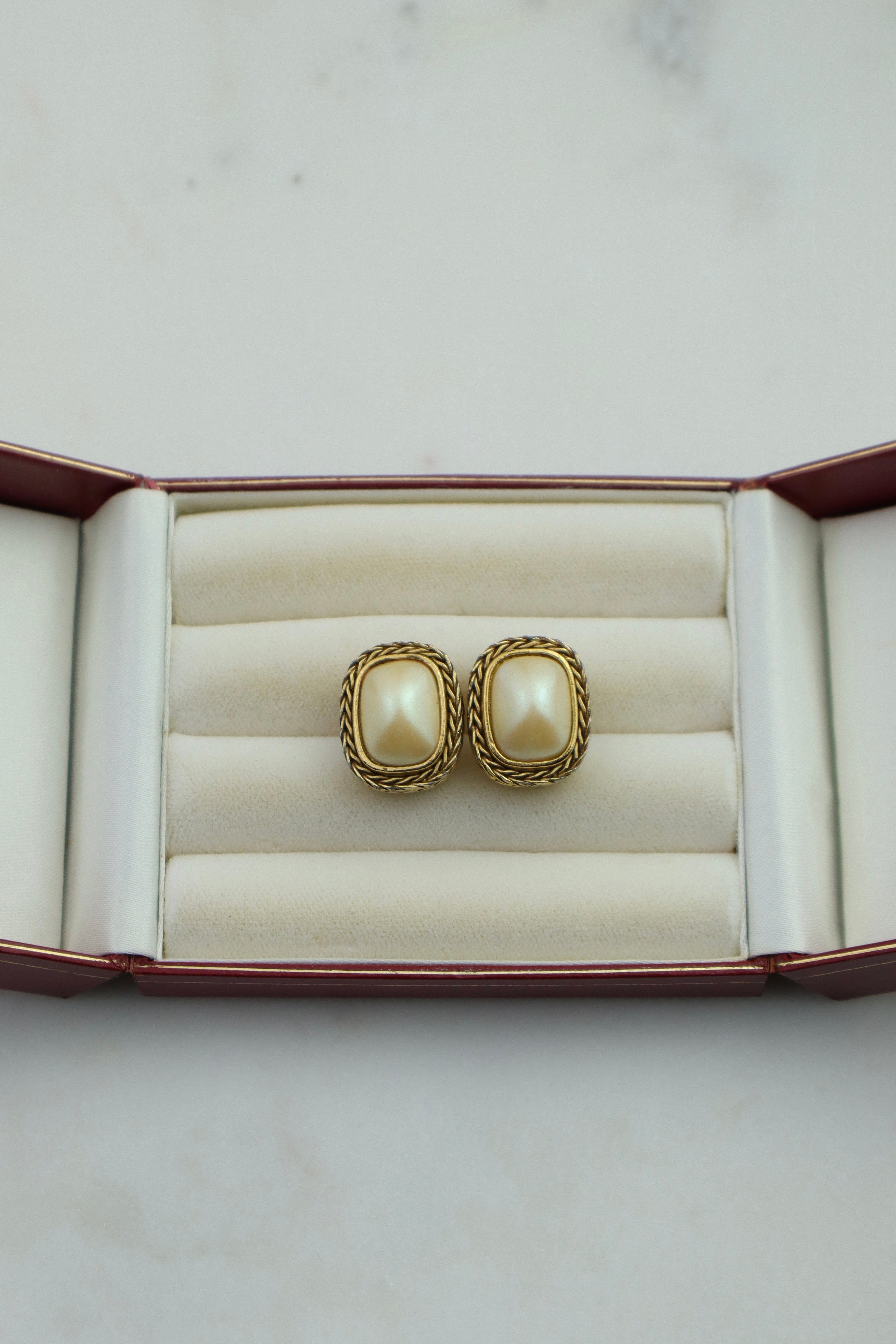 Givenchy - klipsy ze sztuczną perłą