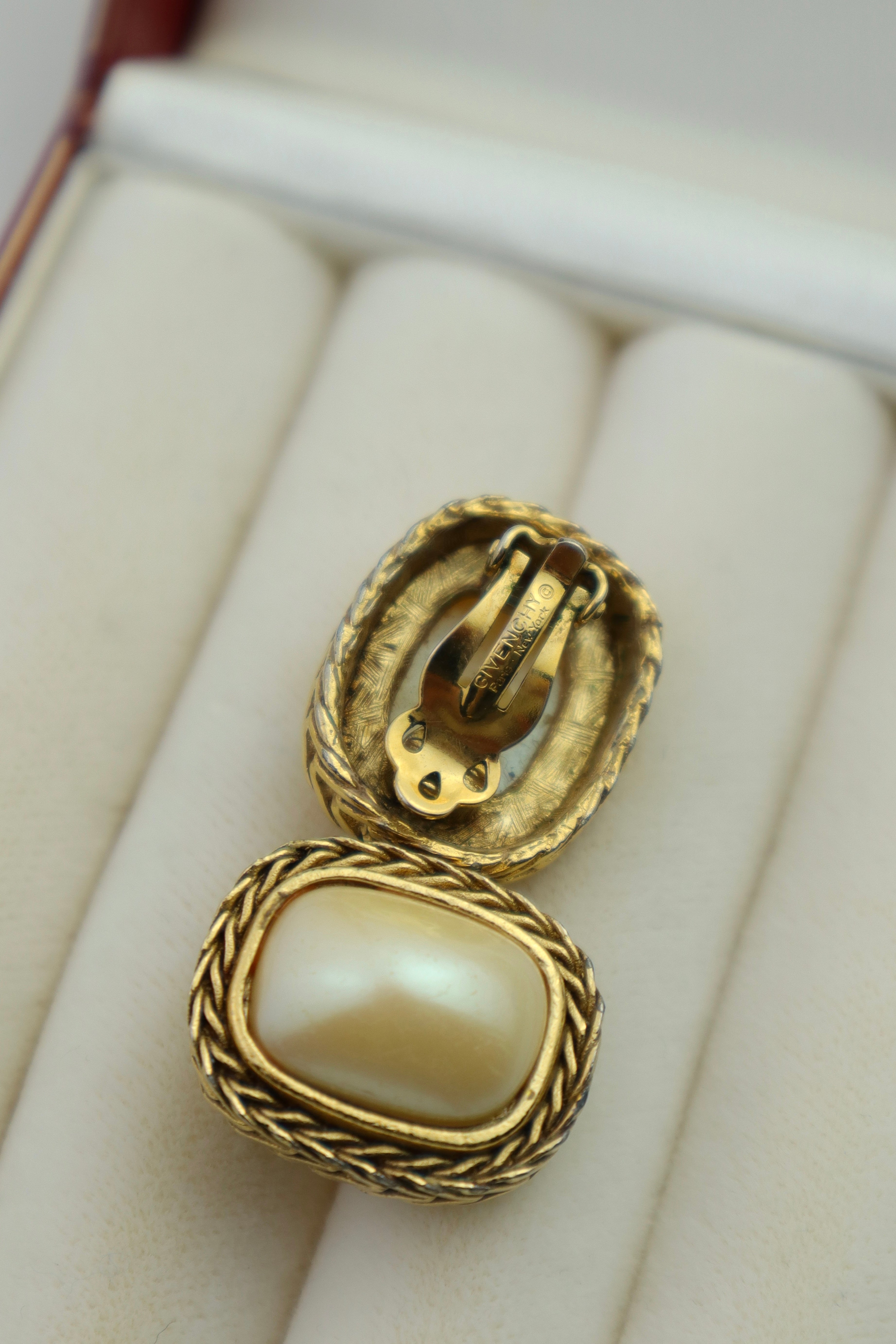 Givenchy - klipsy ze sztuczną perłą