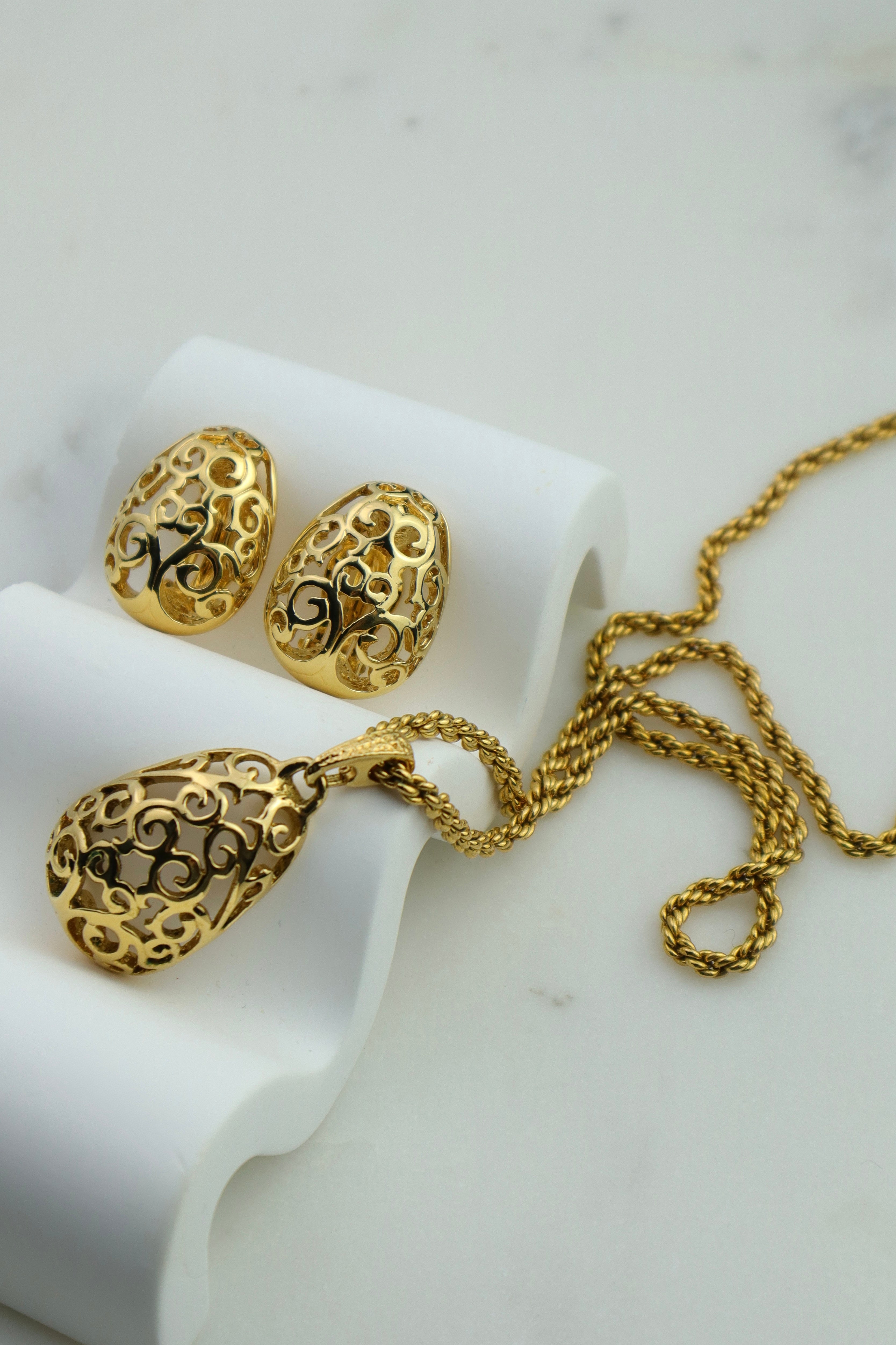 Yves Saint Laurent - pozłacane ażurowe klipsy