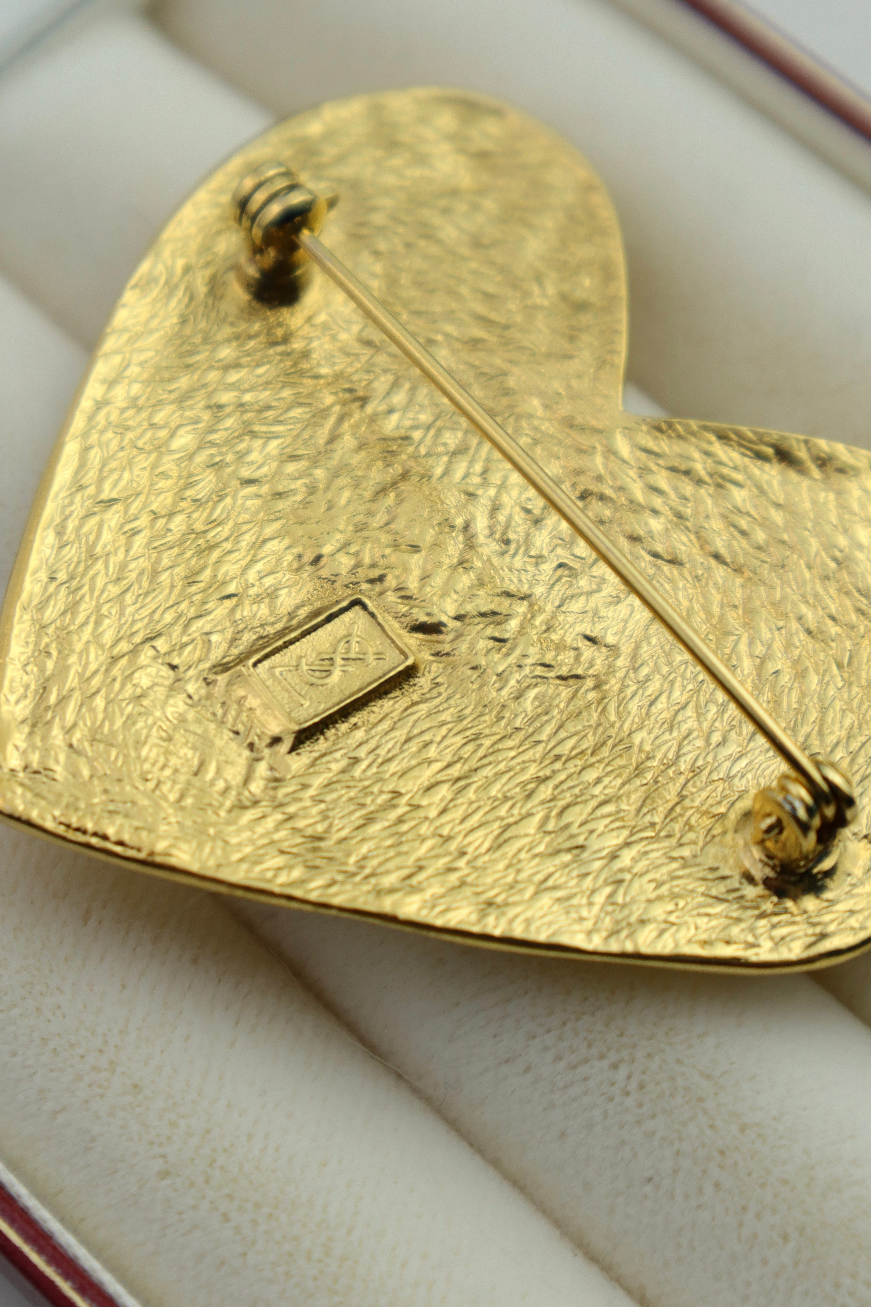 Yves Saint Laurent – pozłacana broszka w kształcie serca