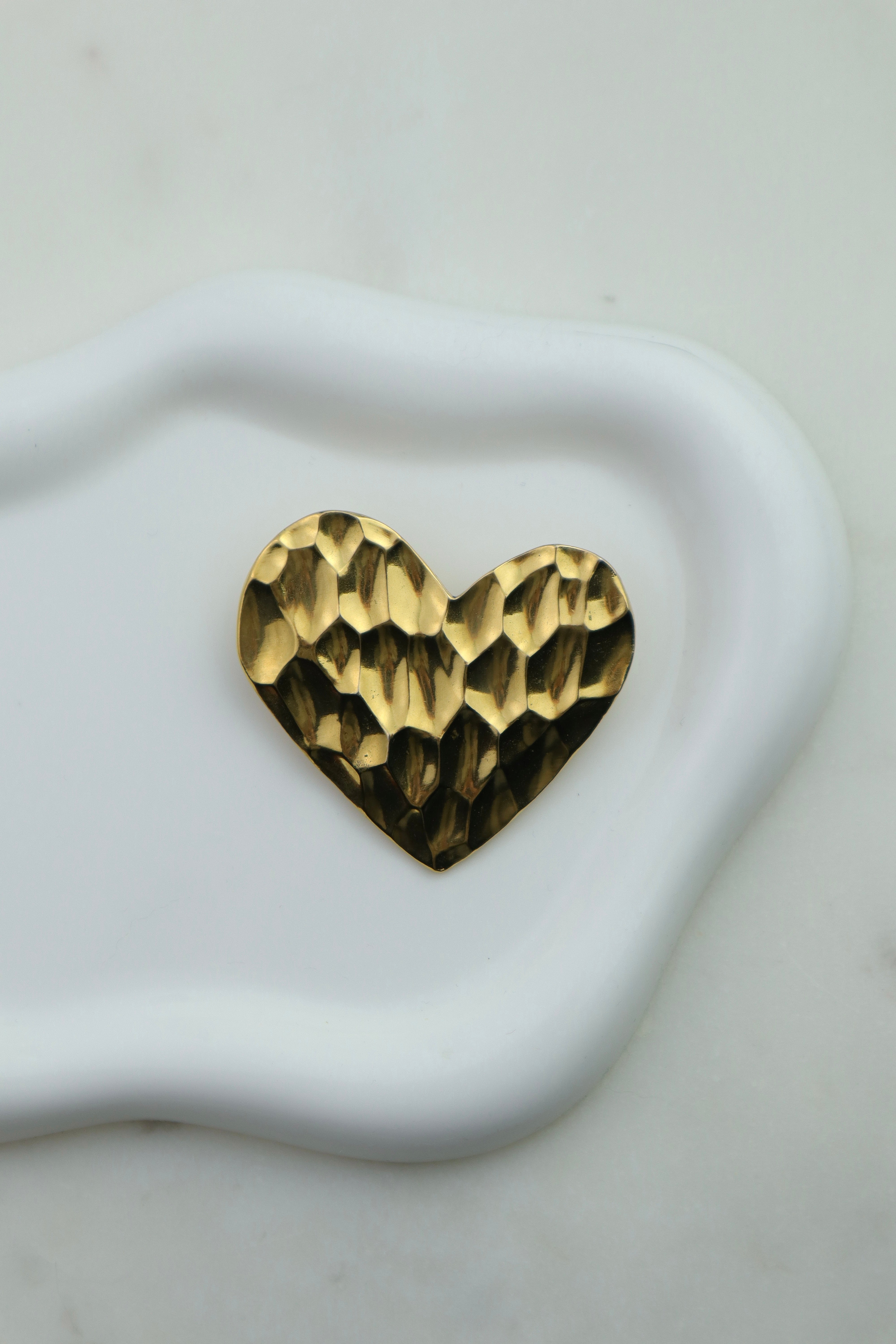 Yves Saint Laurent – pozłacana broszka w kształcie serca