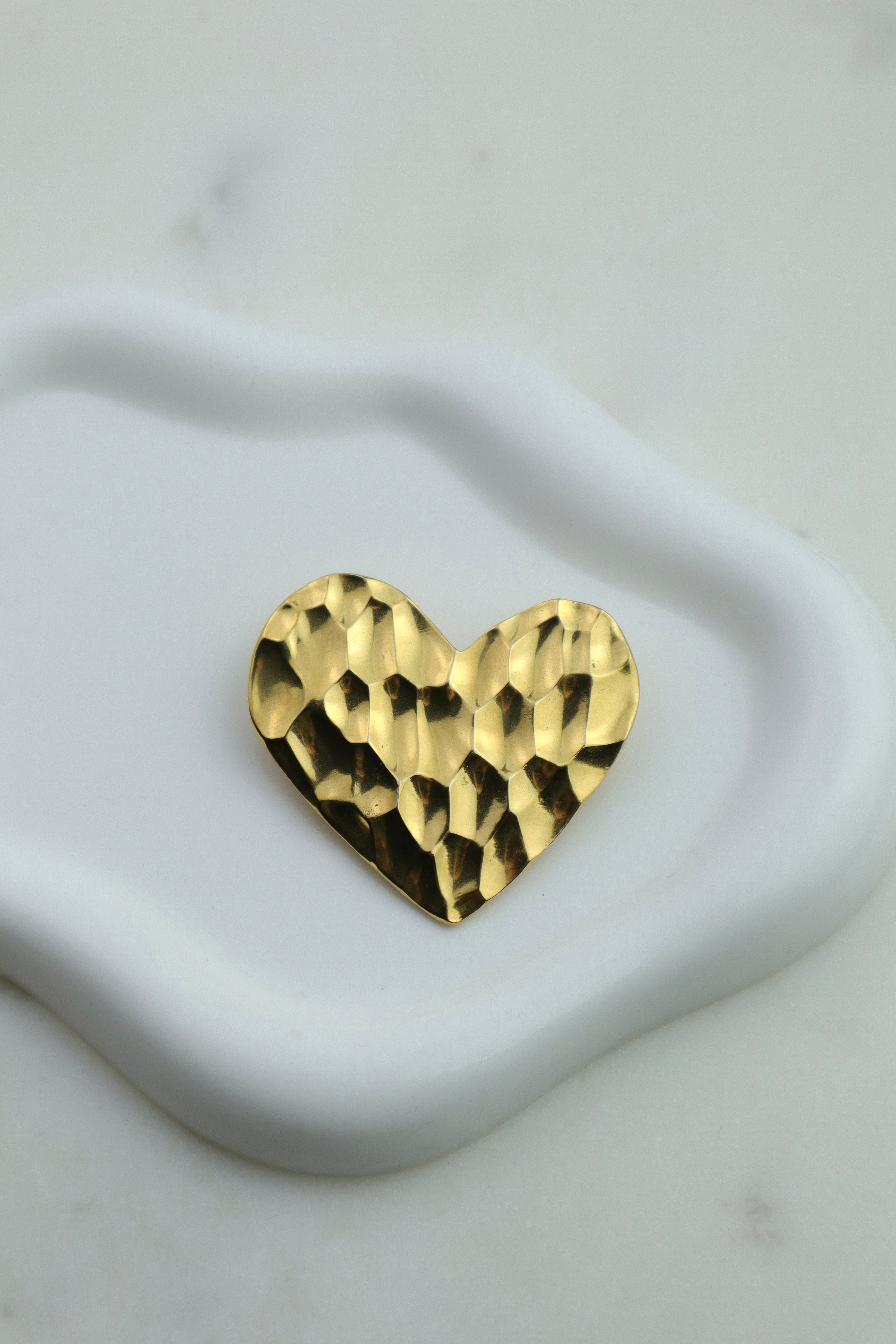 Yves Saint Laurent – pozłacana broszka w kształcie serca