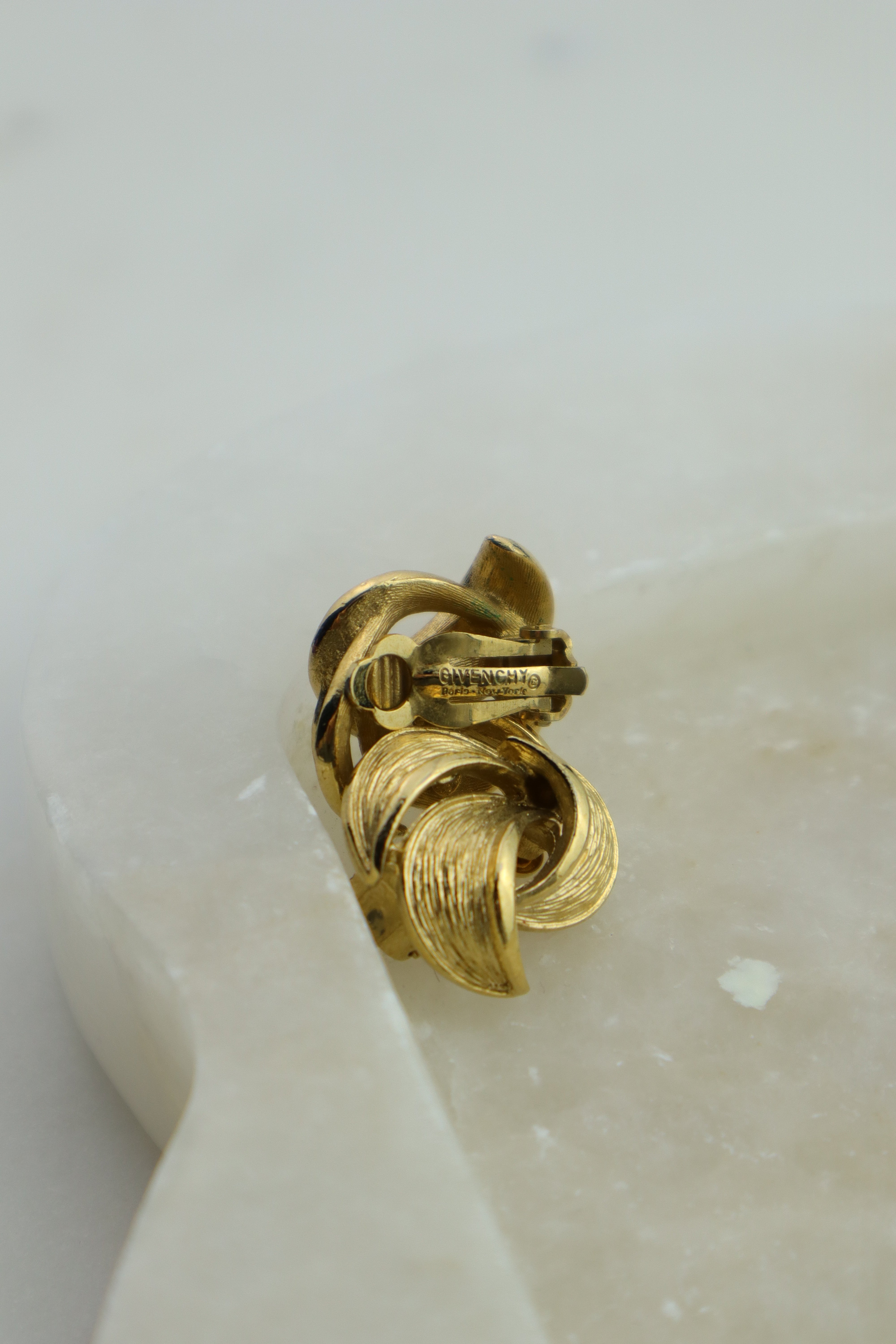 Givenchy – złote klipsy o spiralnej formie