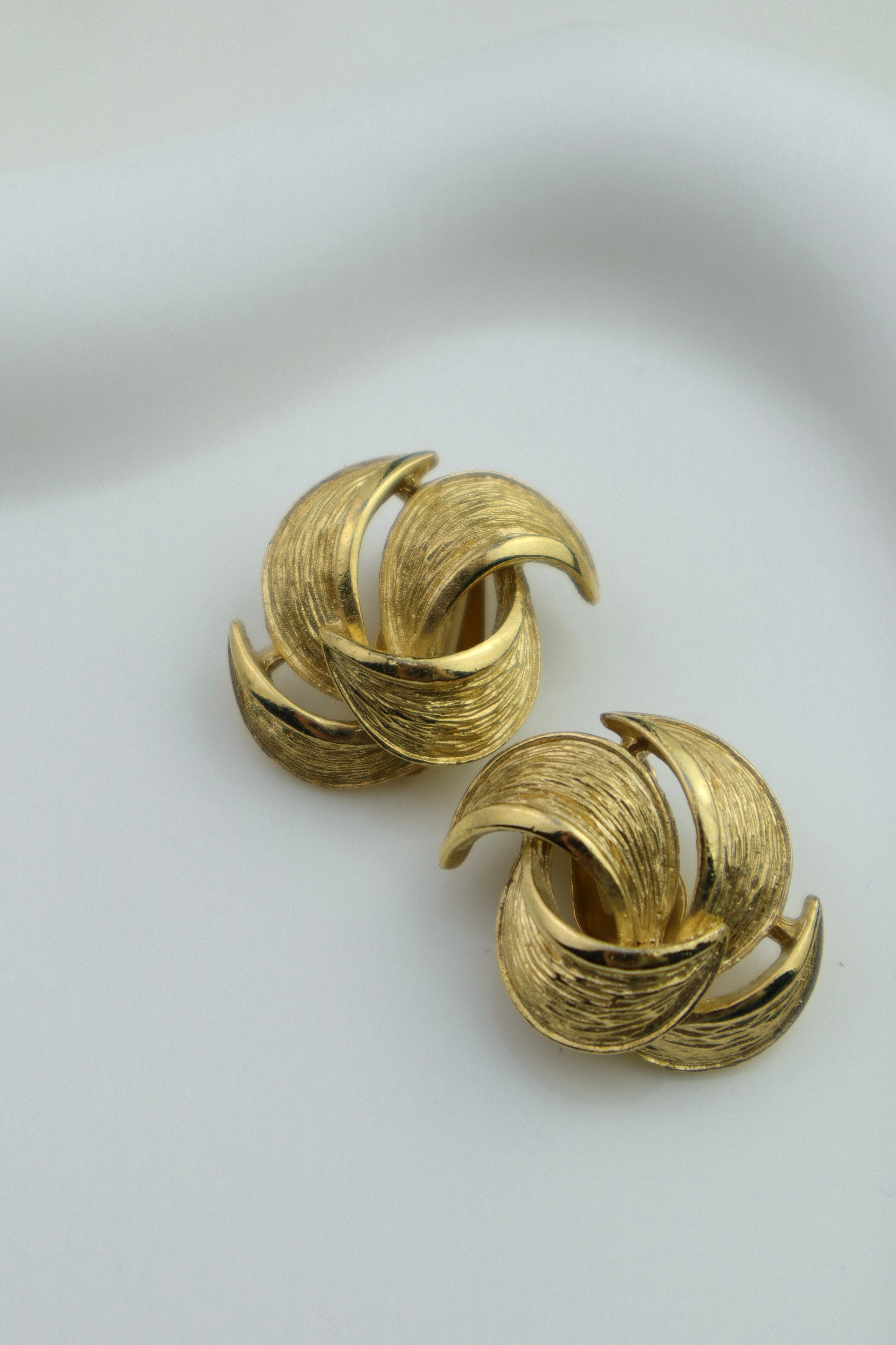 Givenchy – złote klipsy o spiralnej formie