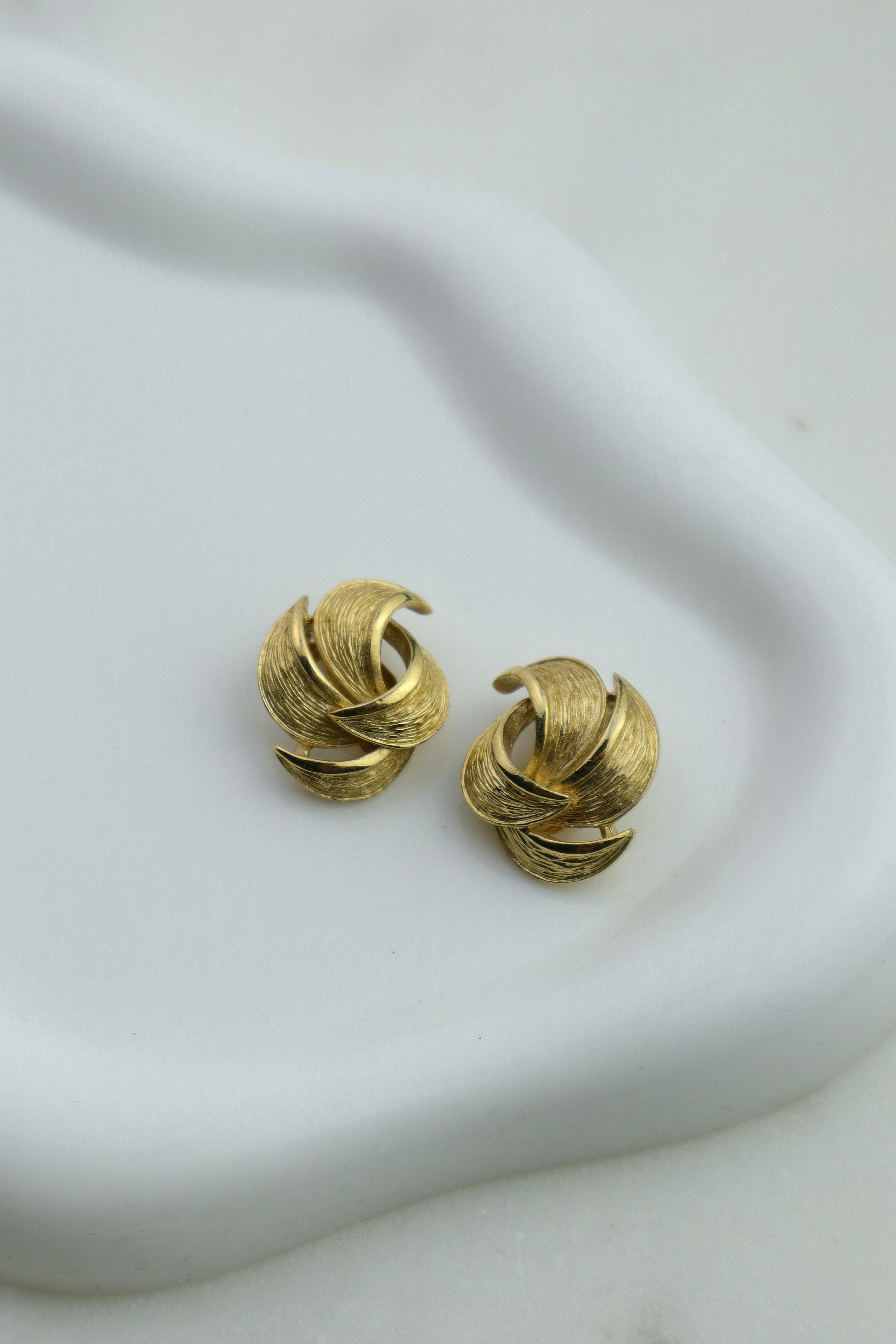 Givenchy – złote klipsy o spiralnej formie