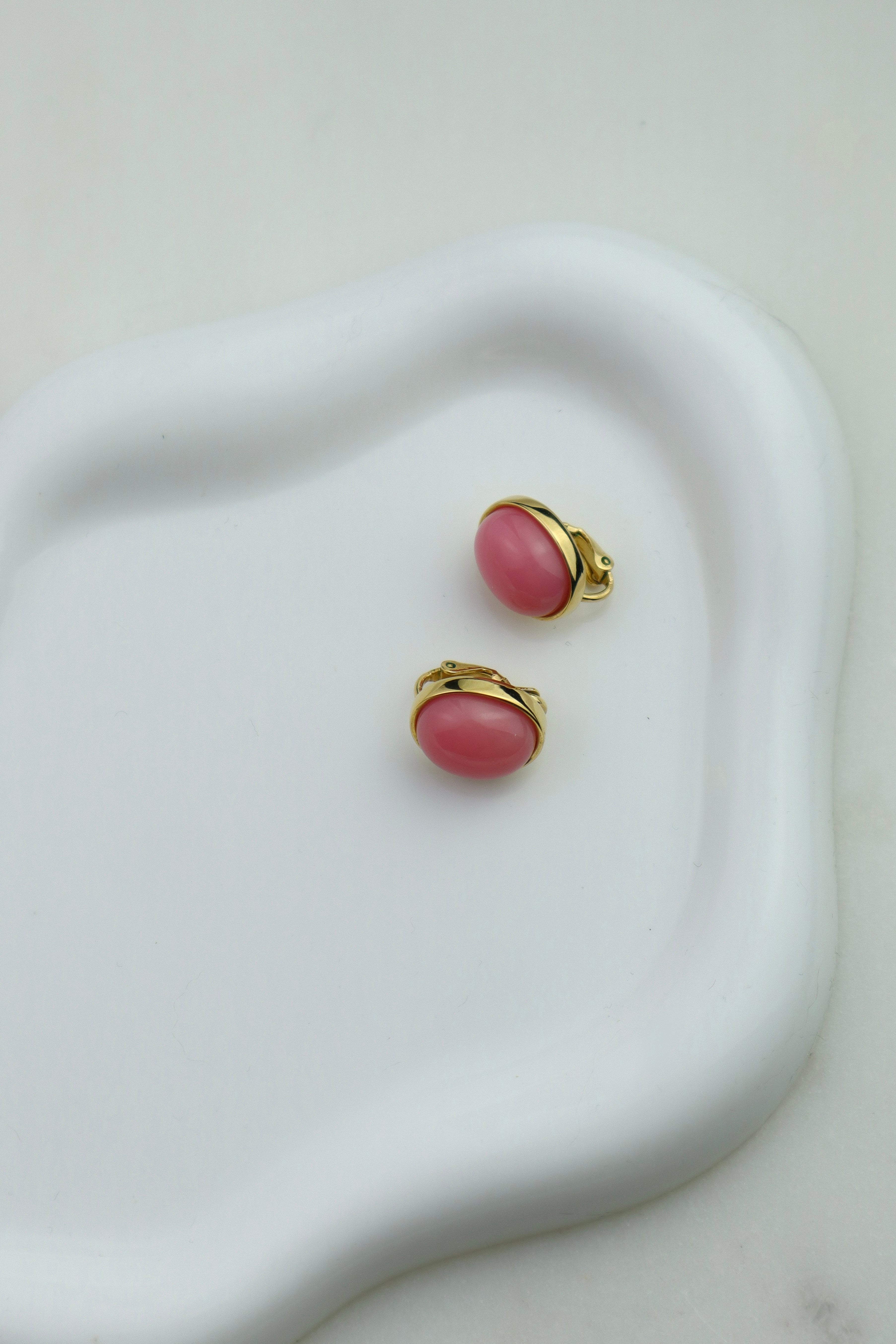 Givenchy - klipsy vintage z różowym kaboszonem