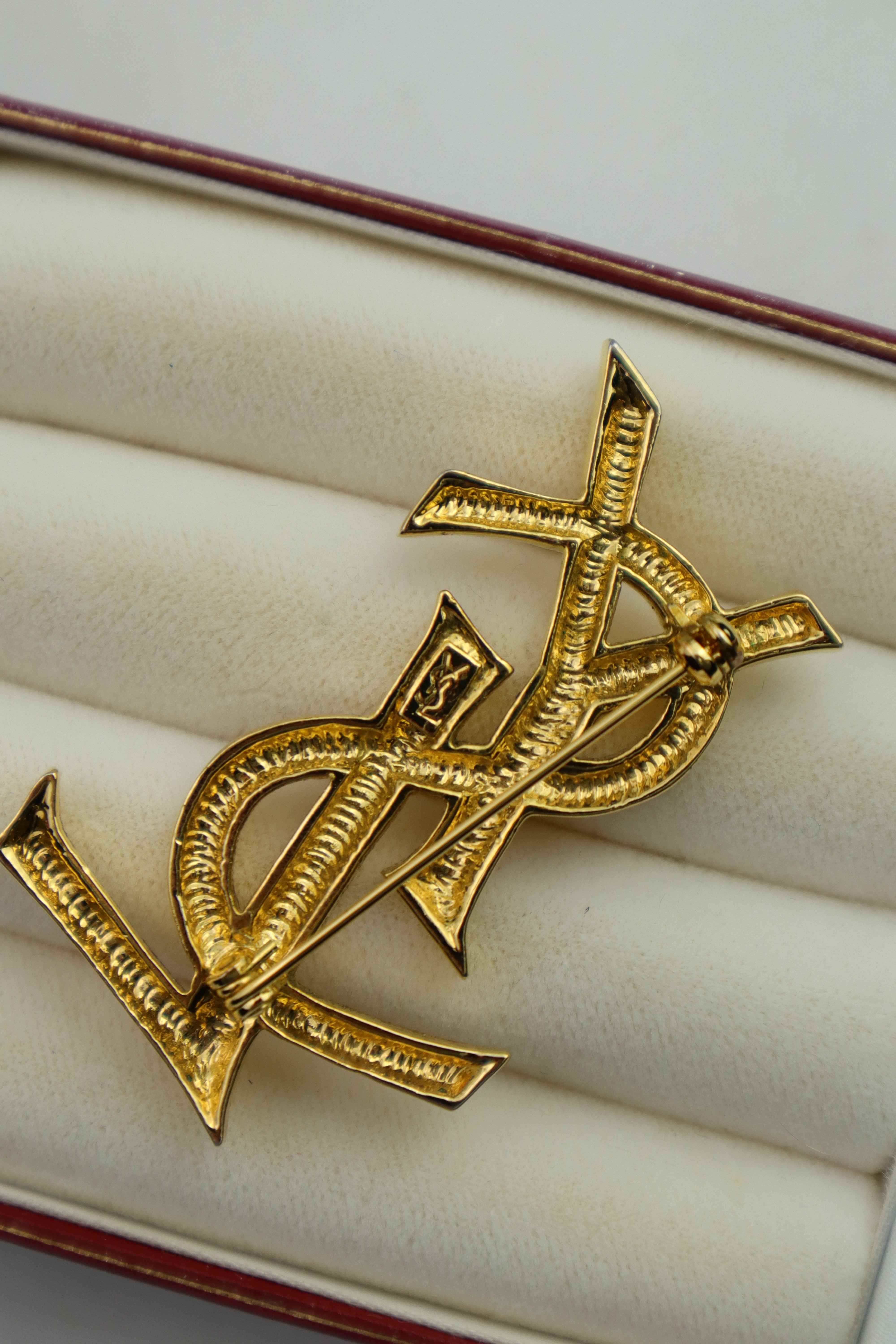 Yves Saint Laurent - pozłacana broszka monogram ysl