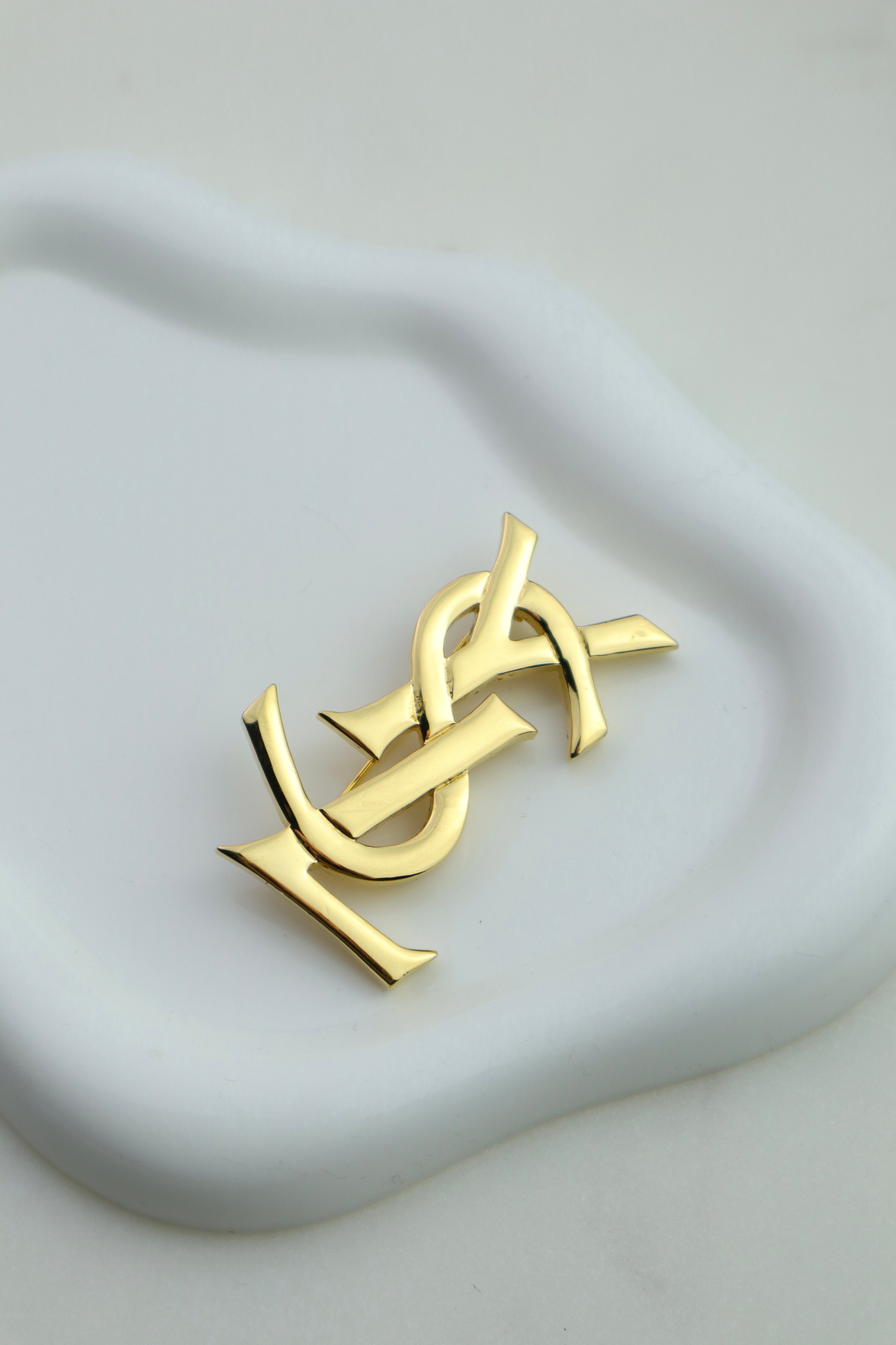 Yves Saint Laurent - pozłacana broszka monogram ysl