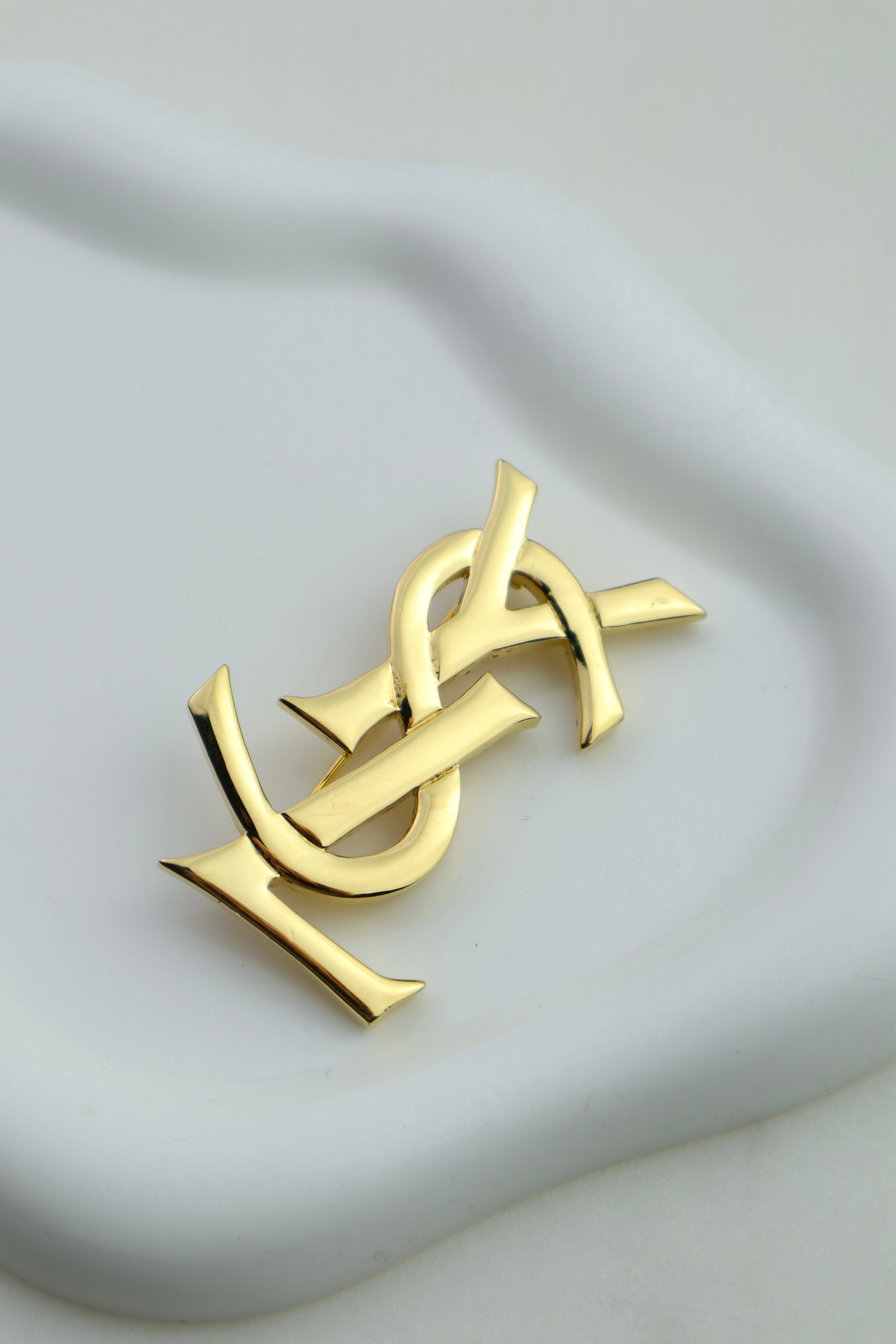 Yves Saint Laurent - pozłacana broszka monogram ysl