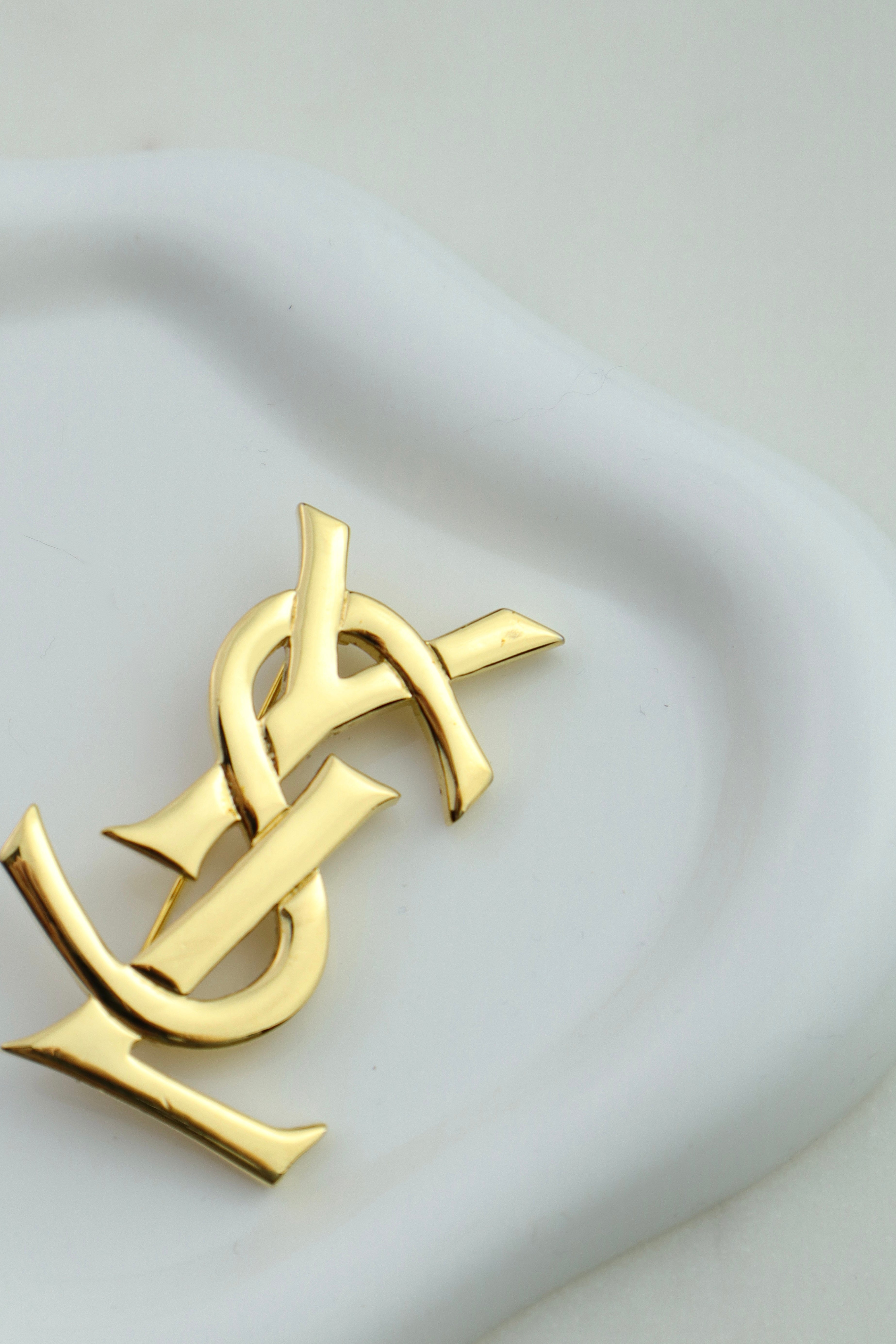 Yves Saint Laurent - pozłacana broszka monogram ysl