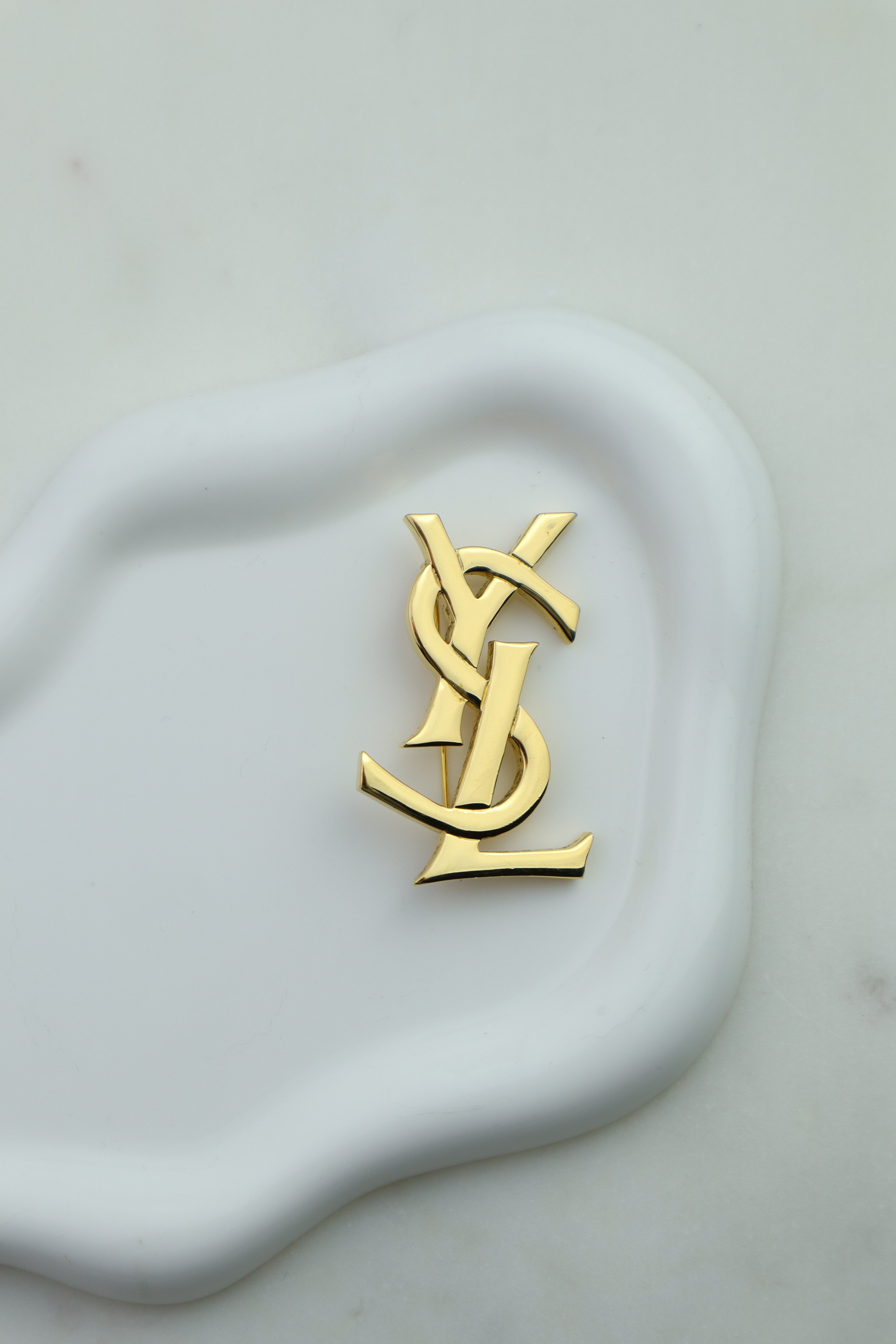 Yves Saint Laurent - pozłacana broszka monogram ysl