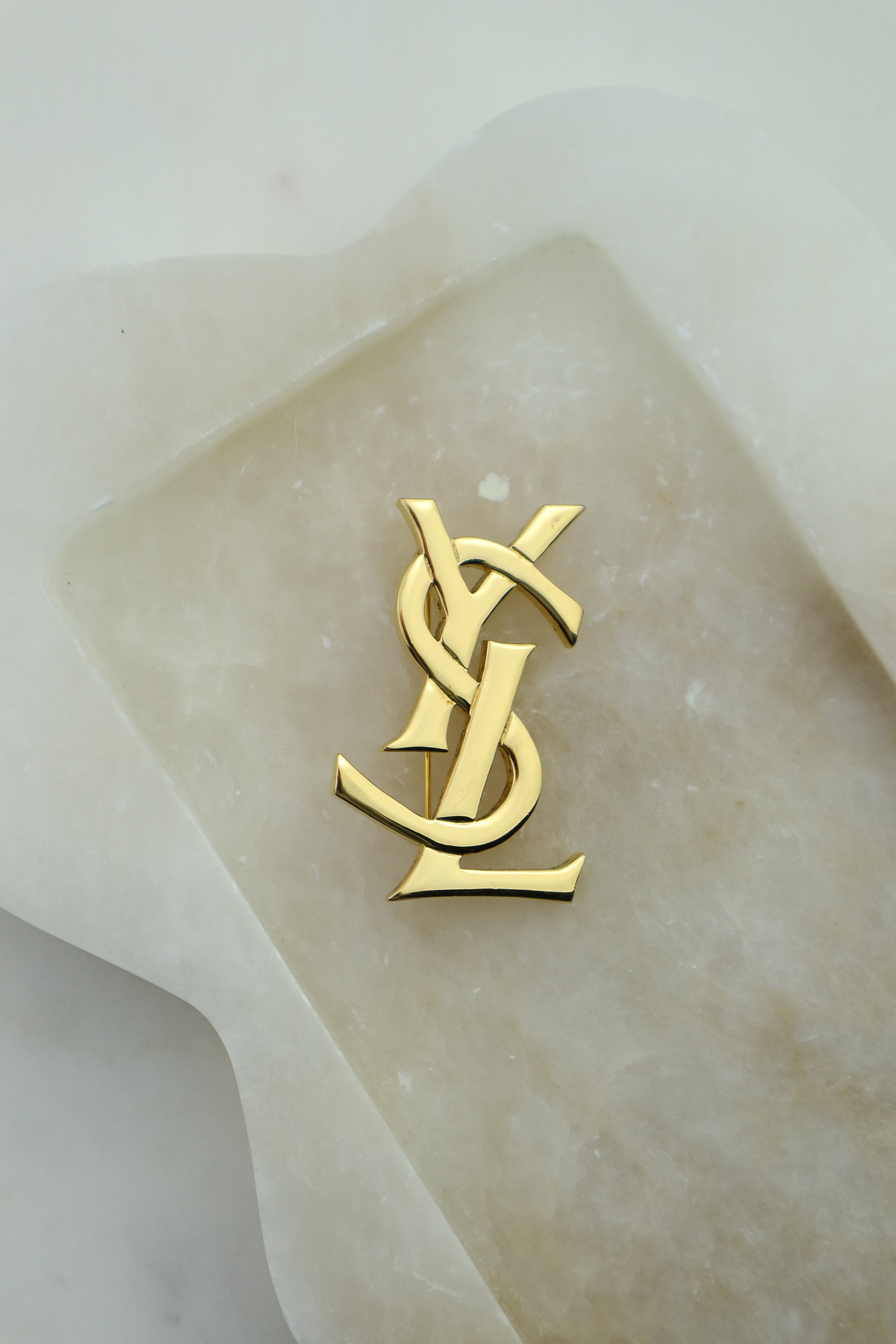 Yves Saint Laurent - pozłacana broszka monogram ysl