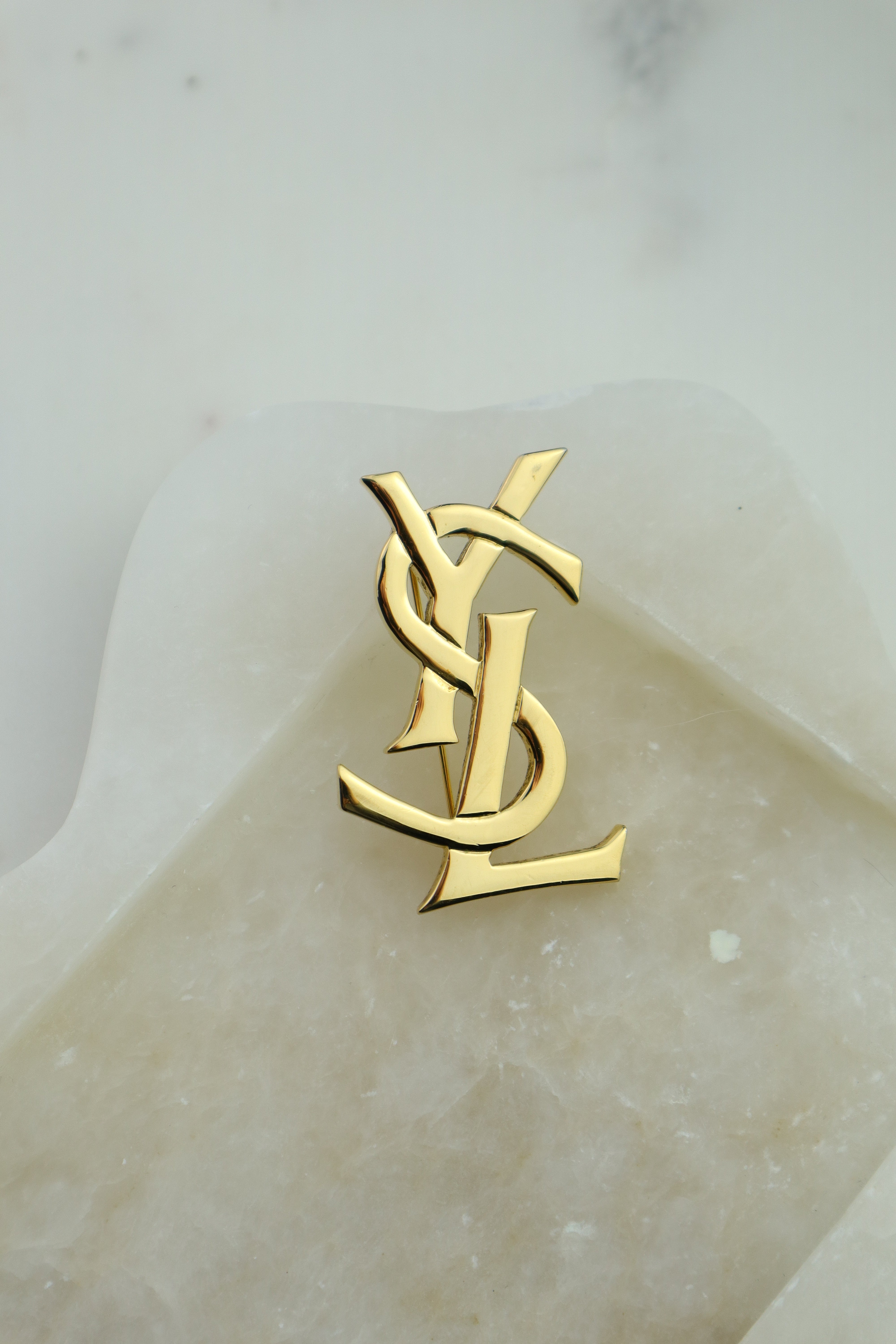 Yves Saint Laurent - pozłacana broszka monogram ysl