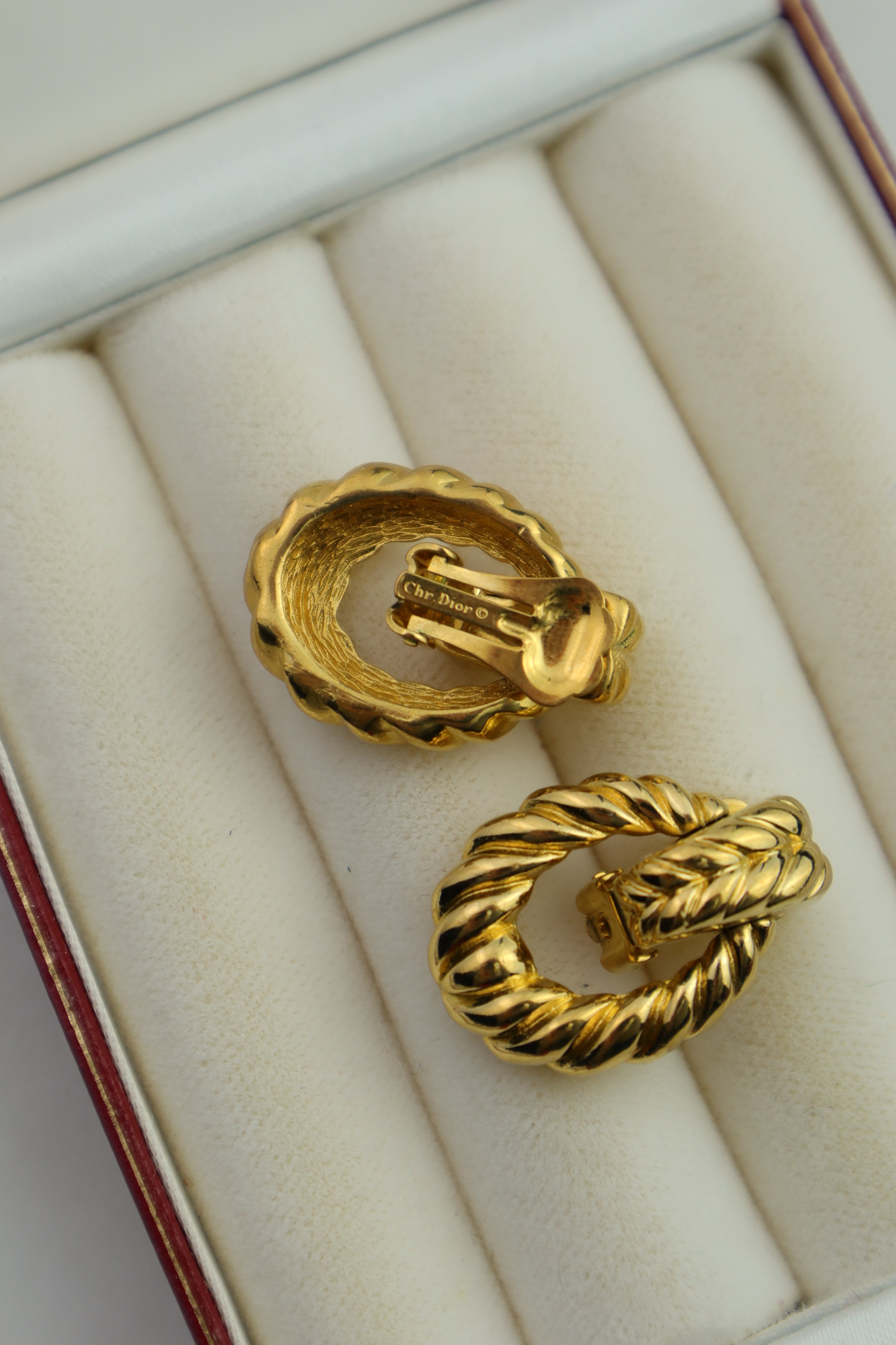 Christian Dior - pozłacane minimalistyczne klipsy "kołatka"