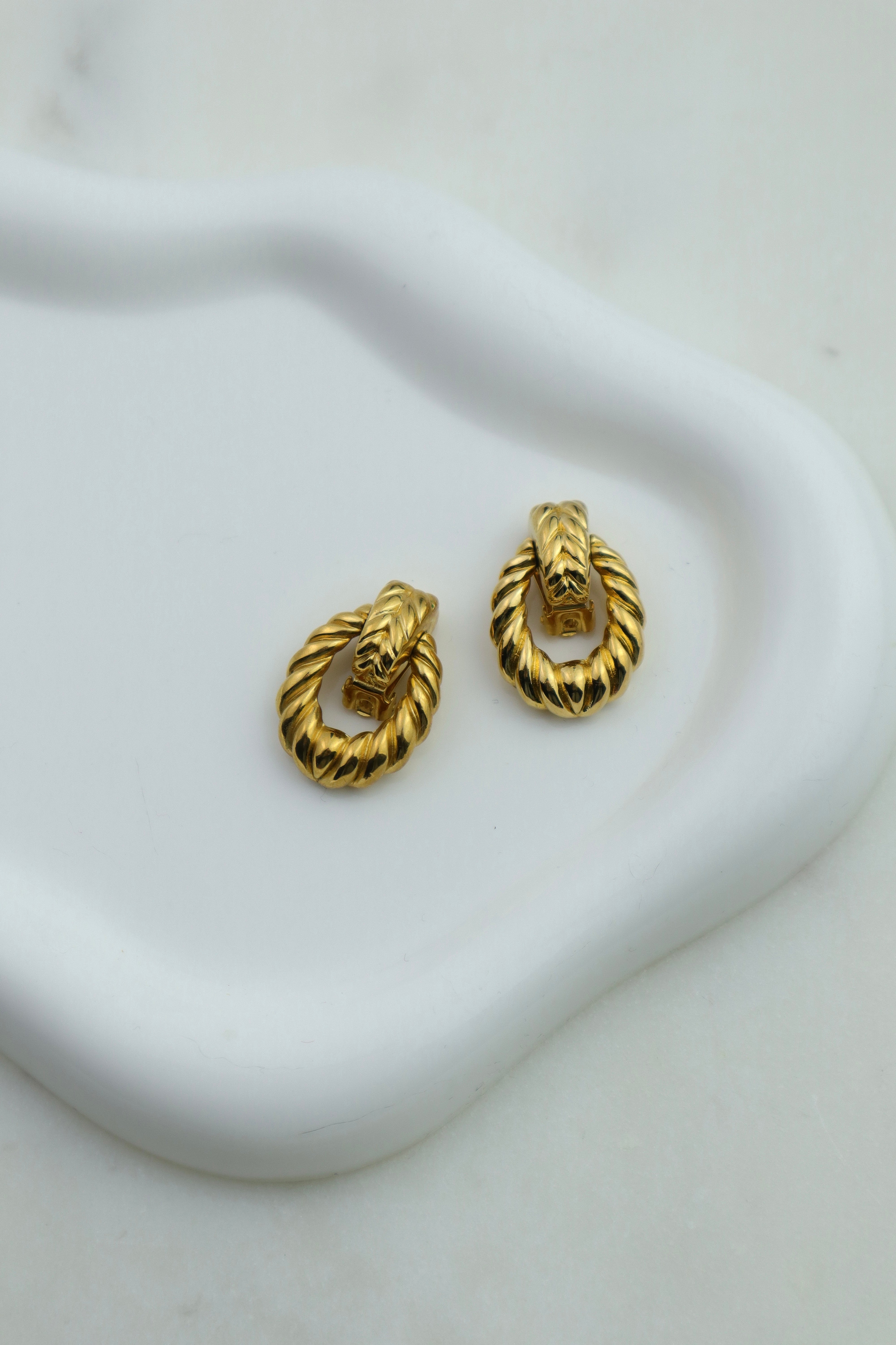 Christian Dior - pozłacane minimalistyczne klipsy "kołatka"