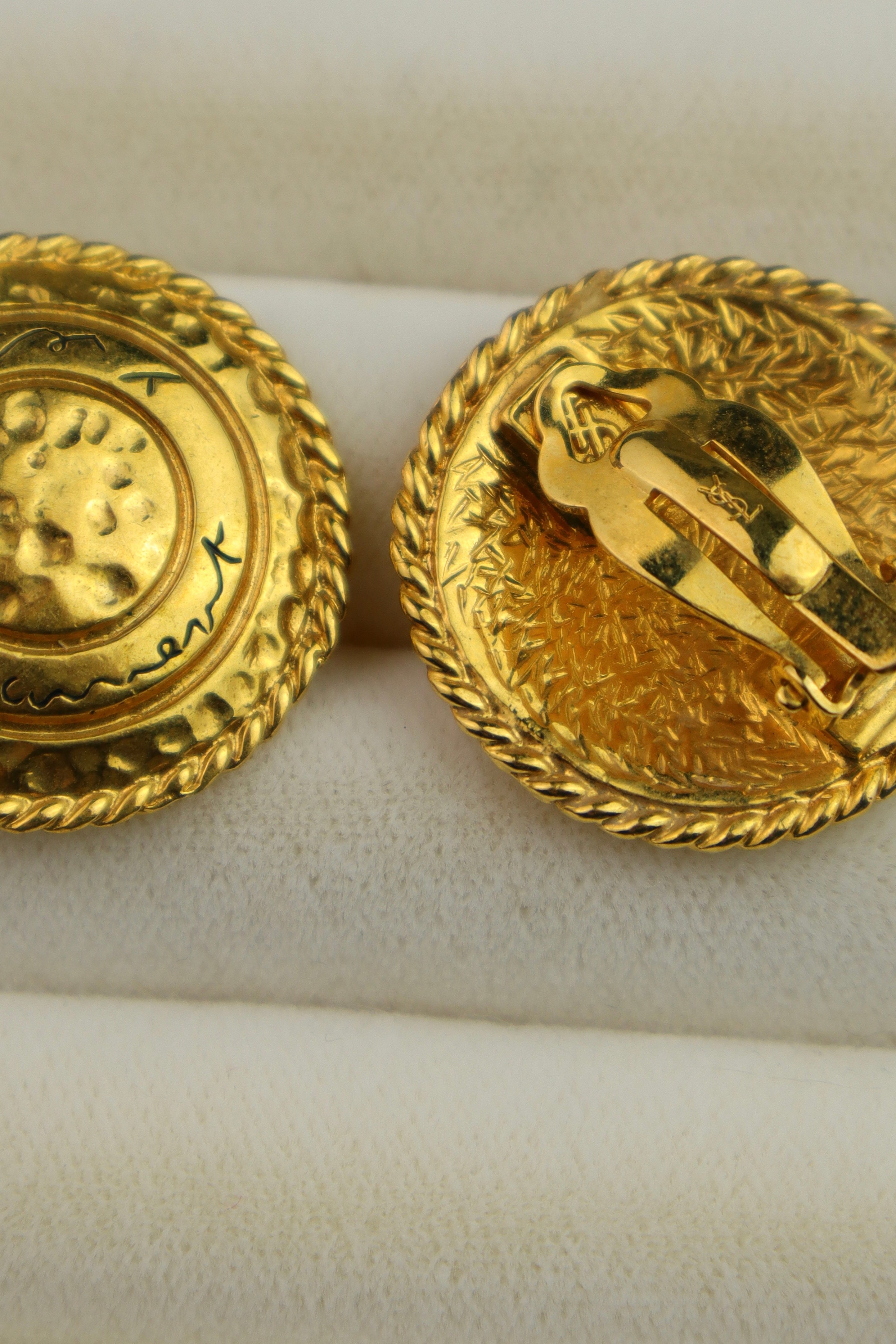 Yves Saint Laurent - okrągłe klipsy vintage z logo YSL złote