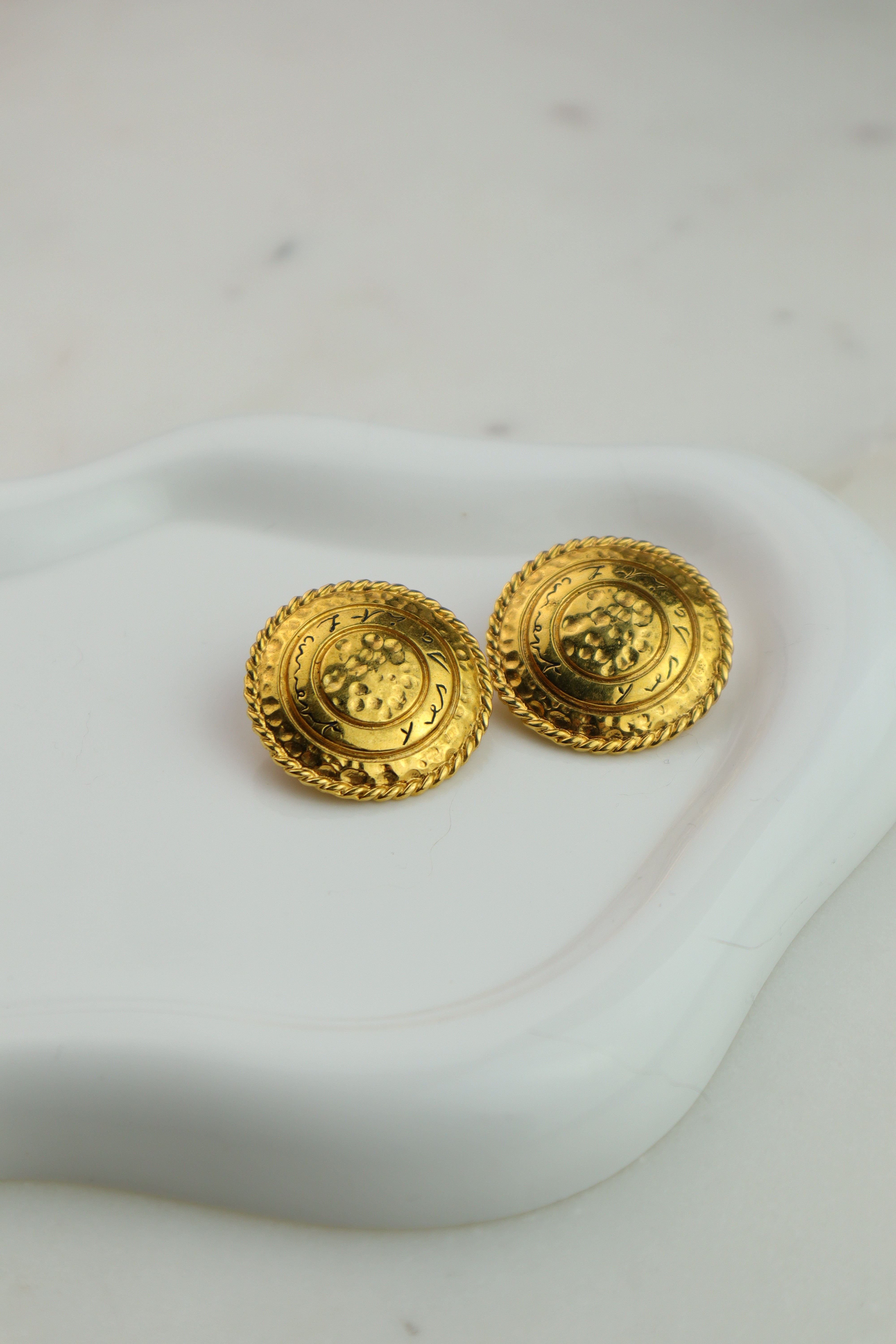 Yves Saint Laurent - okrągłe klipsy vintage z logo YSL złote