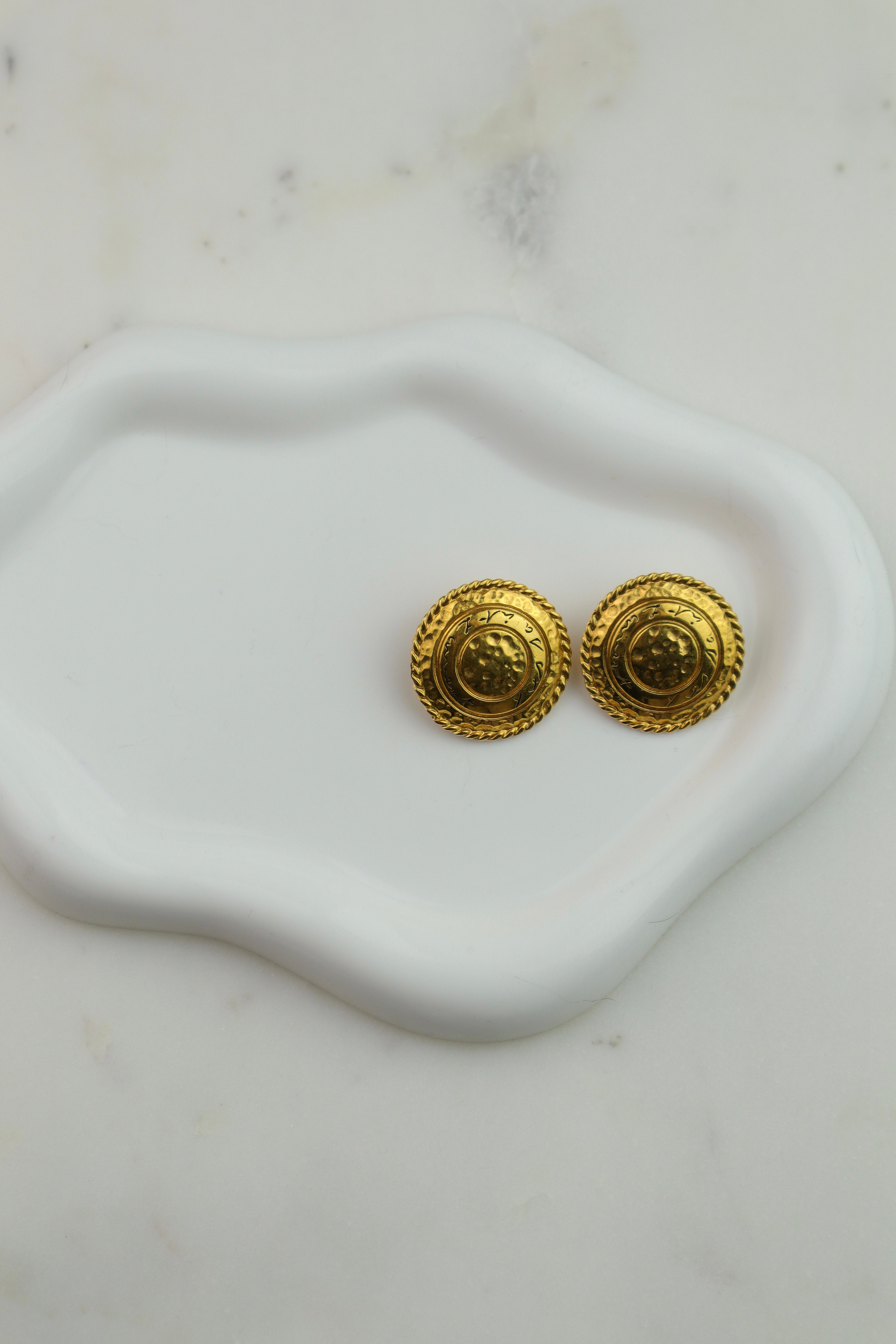 Yves Saint Laurent - okrągłe klipsy vintage z logo YSL złote