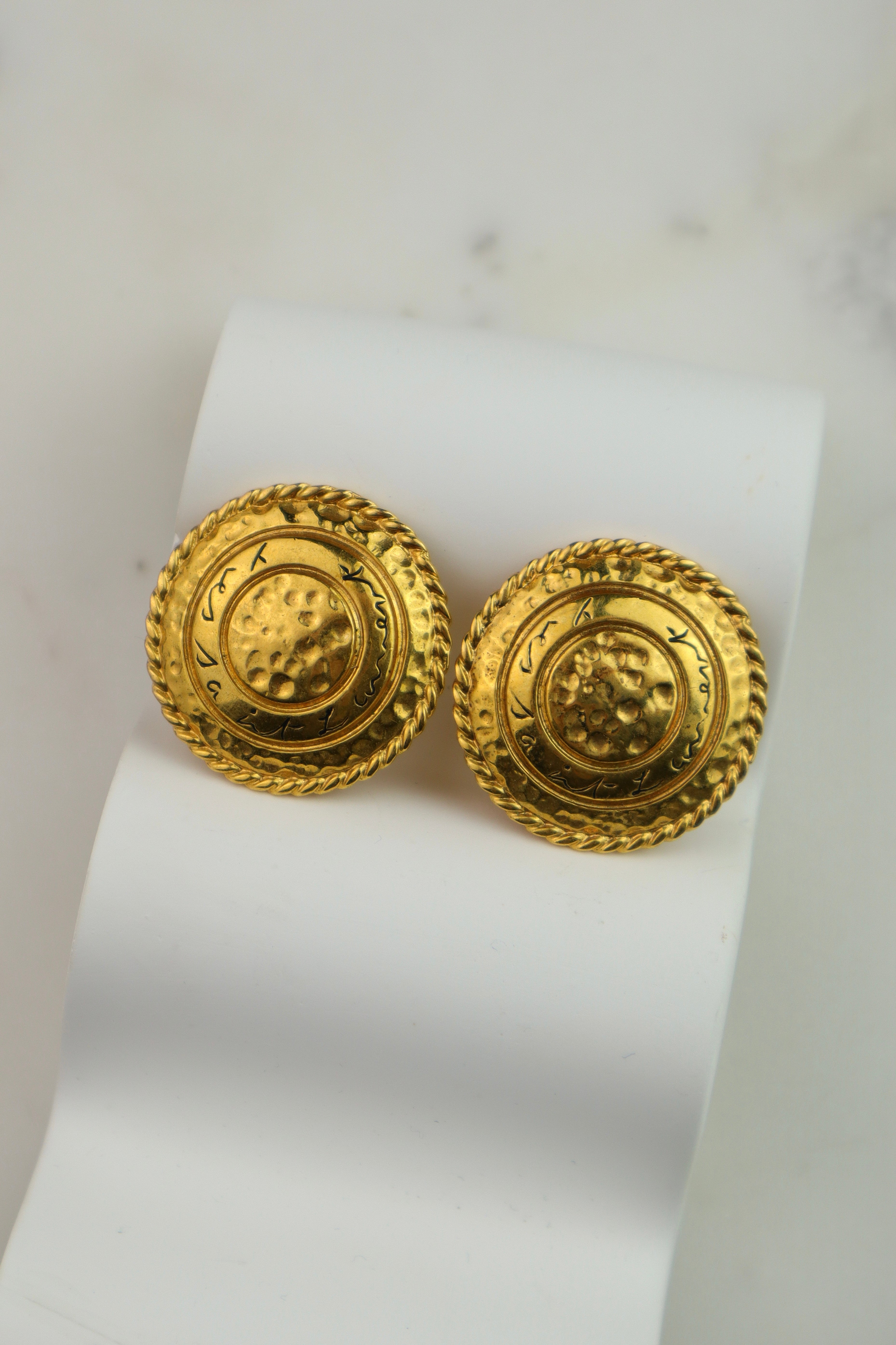 Yves Saint Laurent - okrągłe klipsy vintage z logo YSL złote