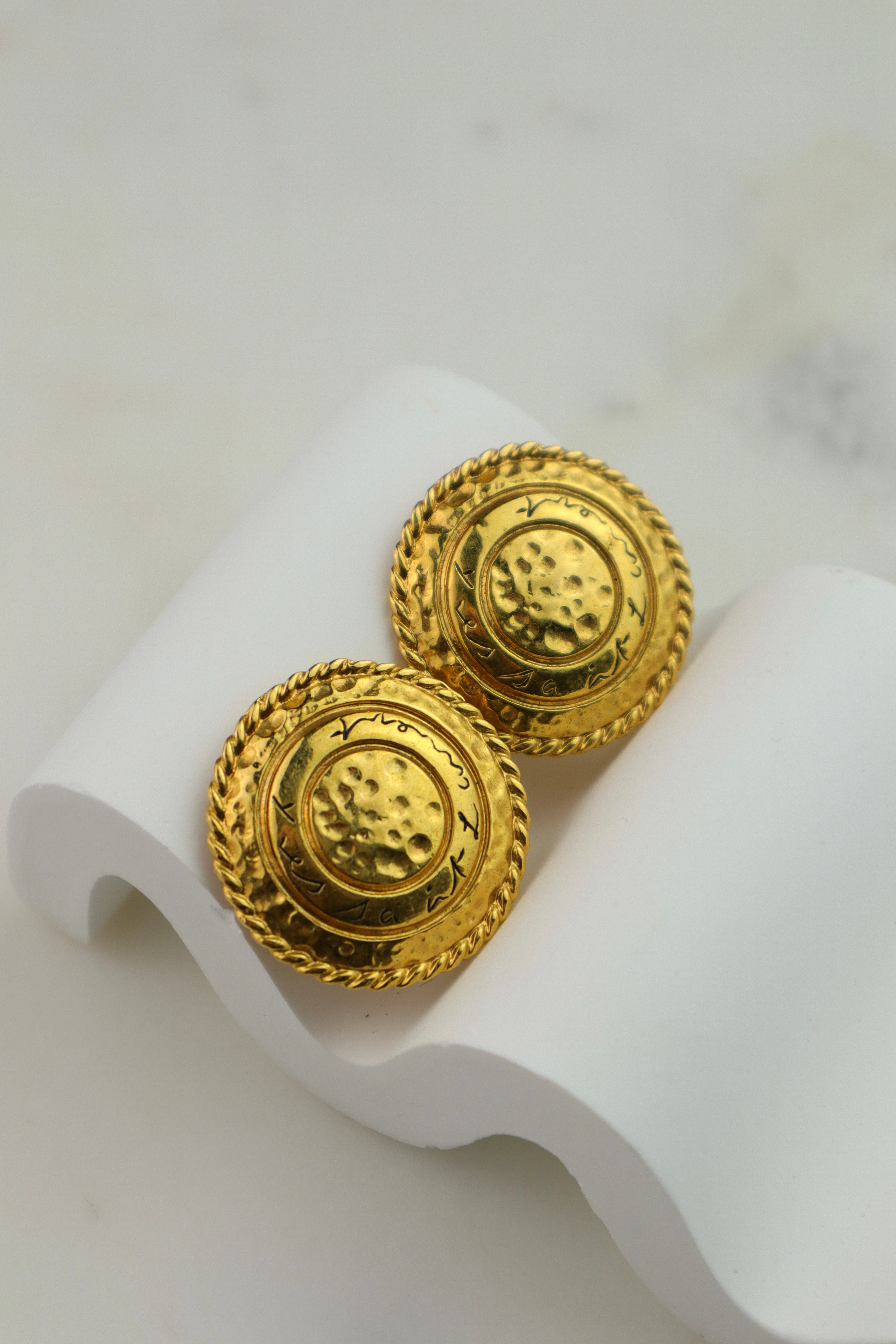 Yves Saint Laurent - okrągłe klipsy vintage z logo YSL złote