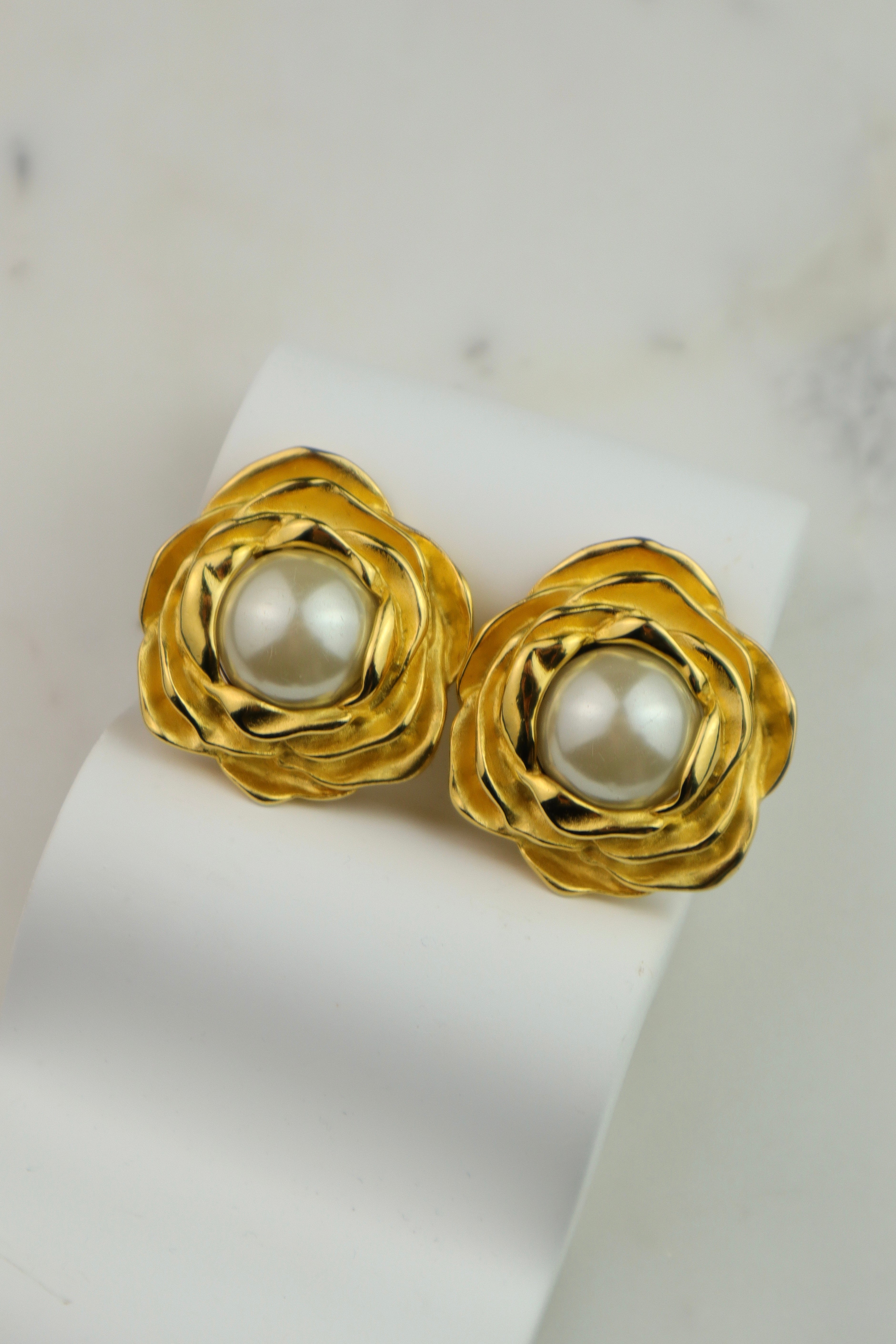 Givenchy - rzeźbiarskie klipsy vintage z perłą