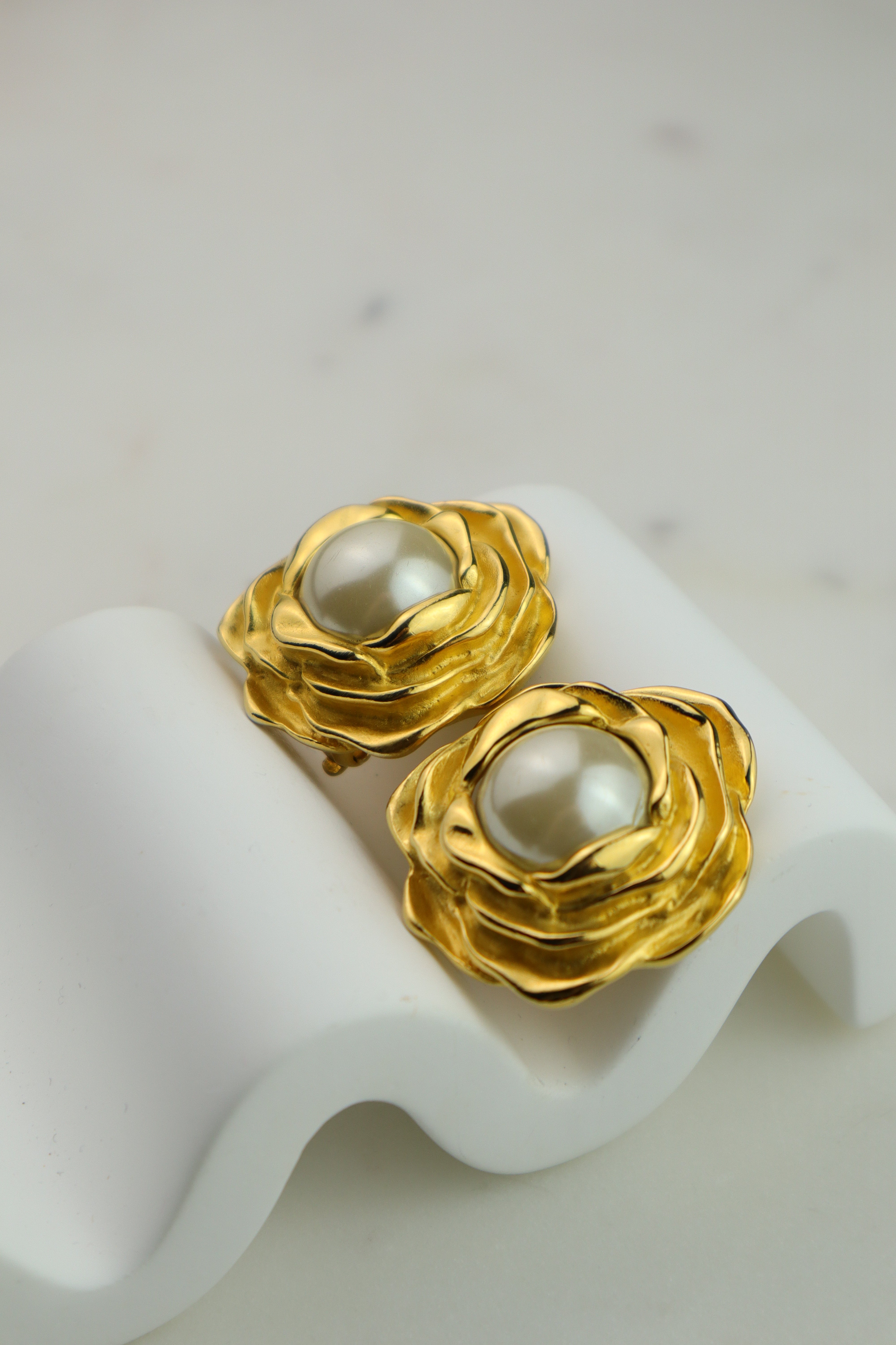 Givenchy - rzeźbiarskie klipsy vintage z perłą