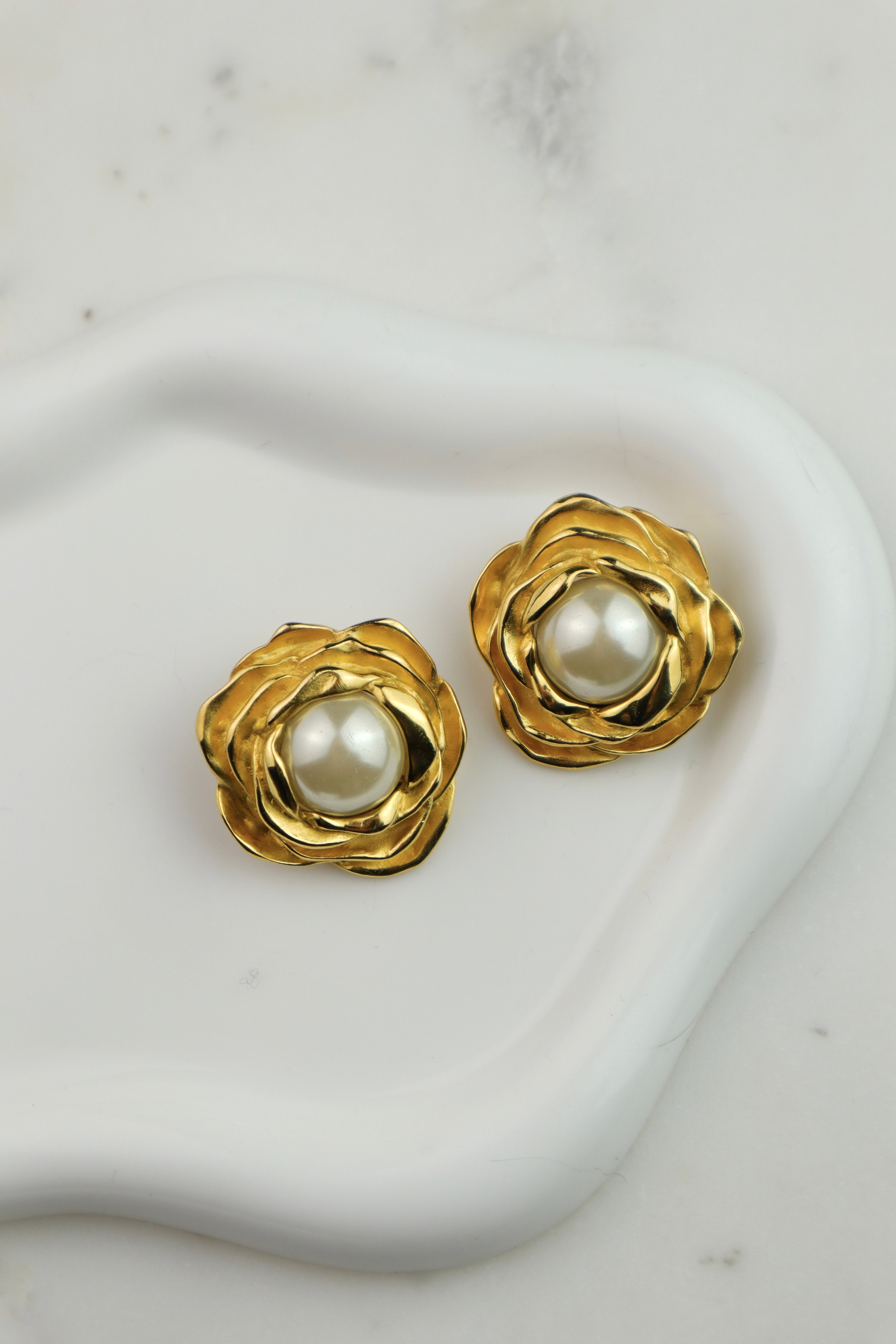 Givenchy - rzeźbiarskie klipsy vintage z perłą