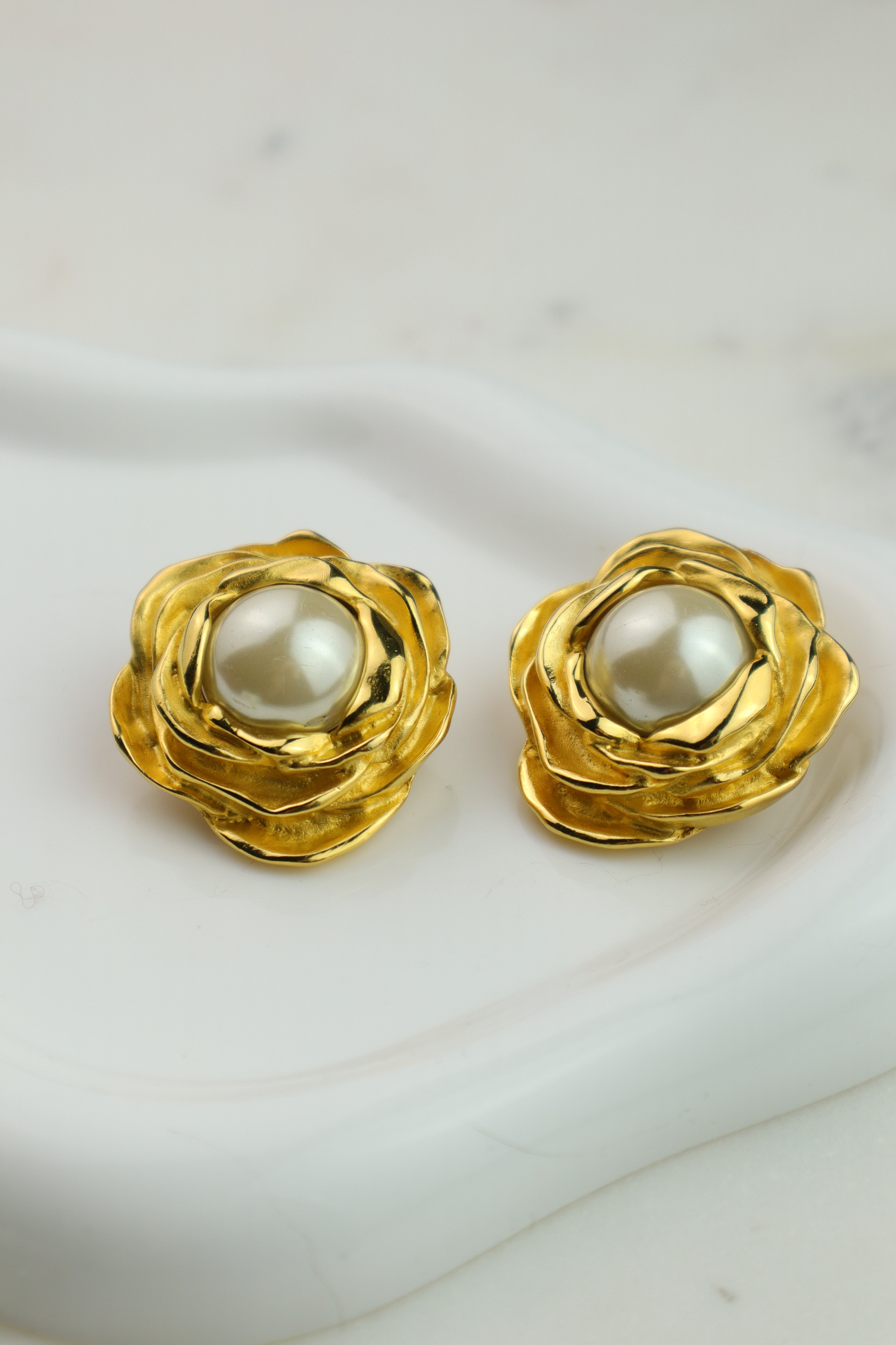 Givenchy - rzeźbiarskie klipsy vintage z perłą