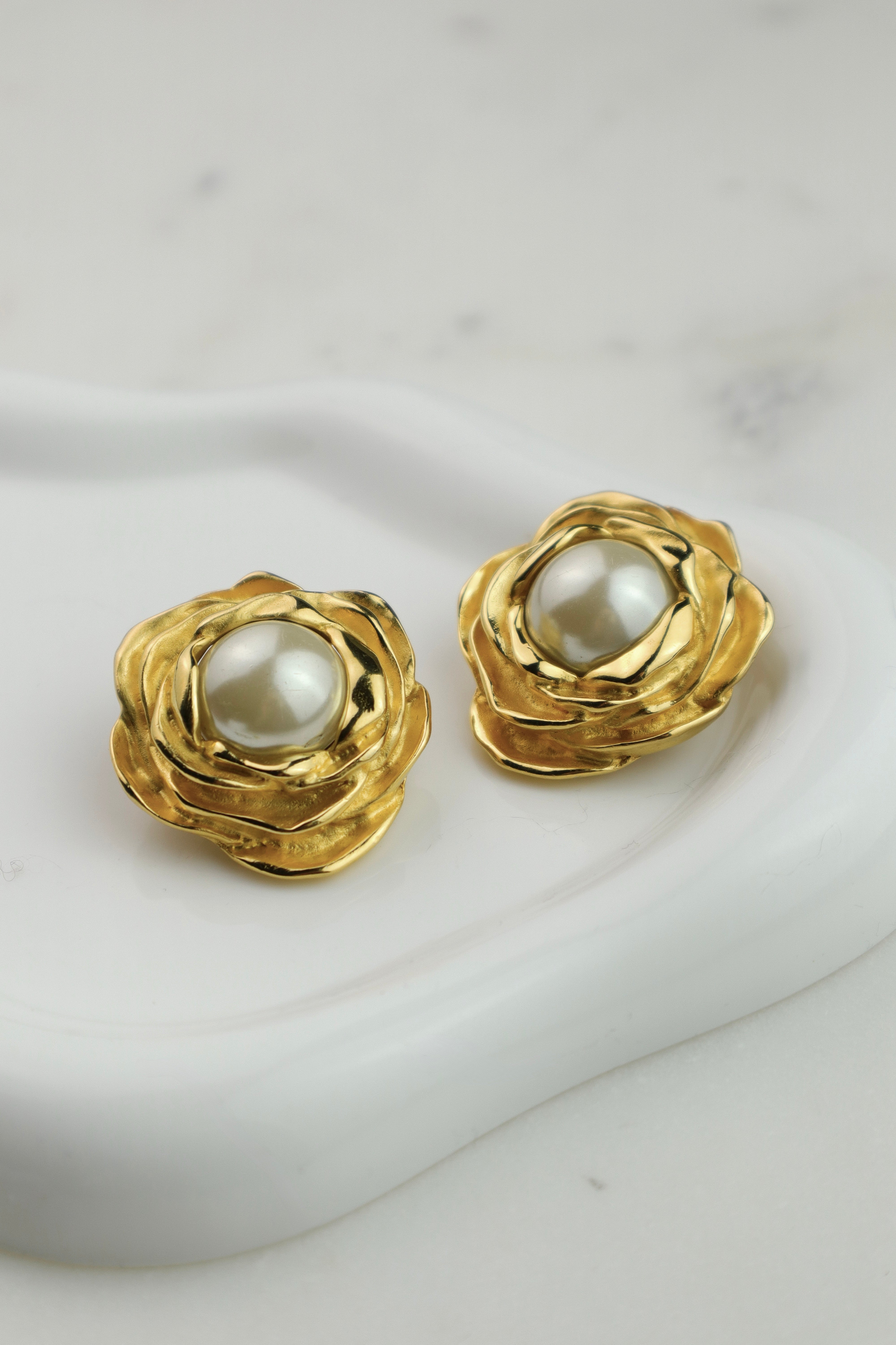 Givenchy - rzeźbiarskie klipsy vintage z perłą