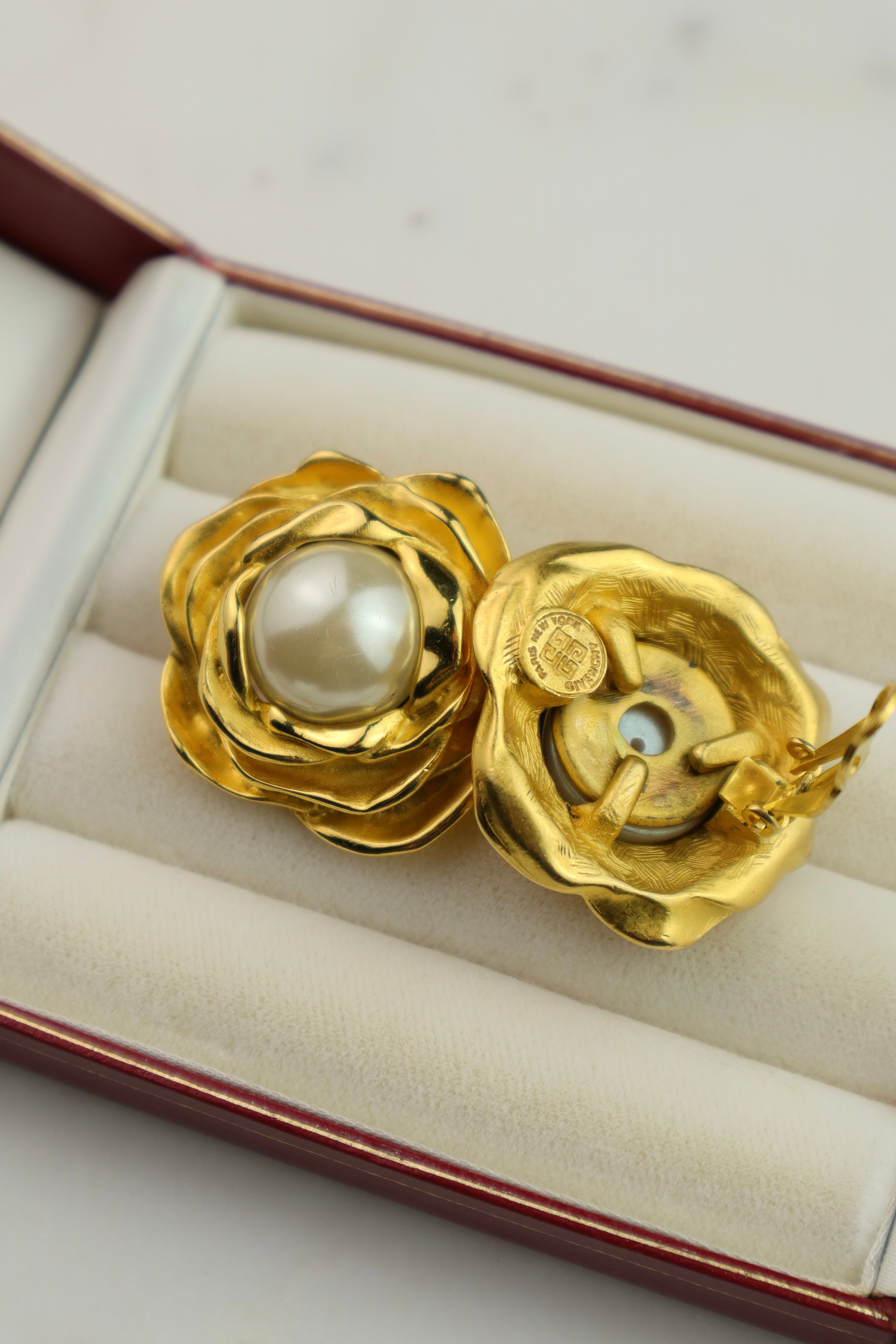 Givenchy - rzeźbiarskie klipsy vintage z perłą