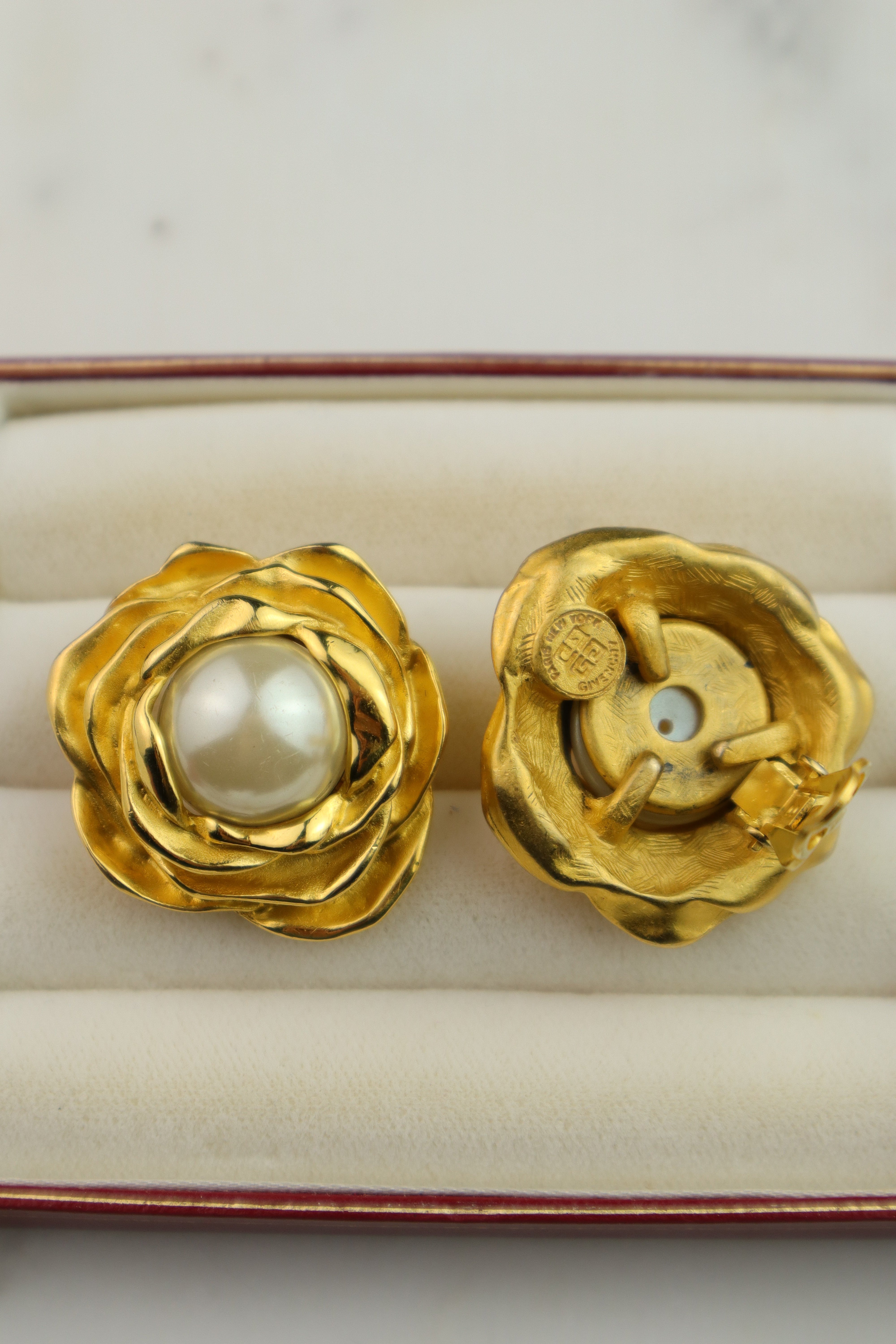 Givenchy - rzeźbiarskie klipsy vintage z perłą