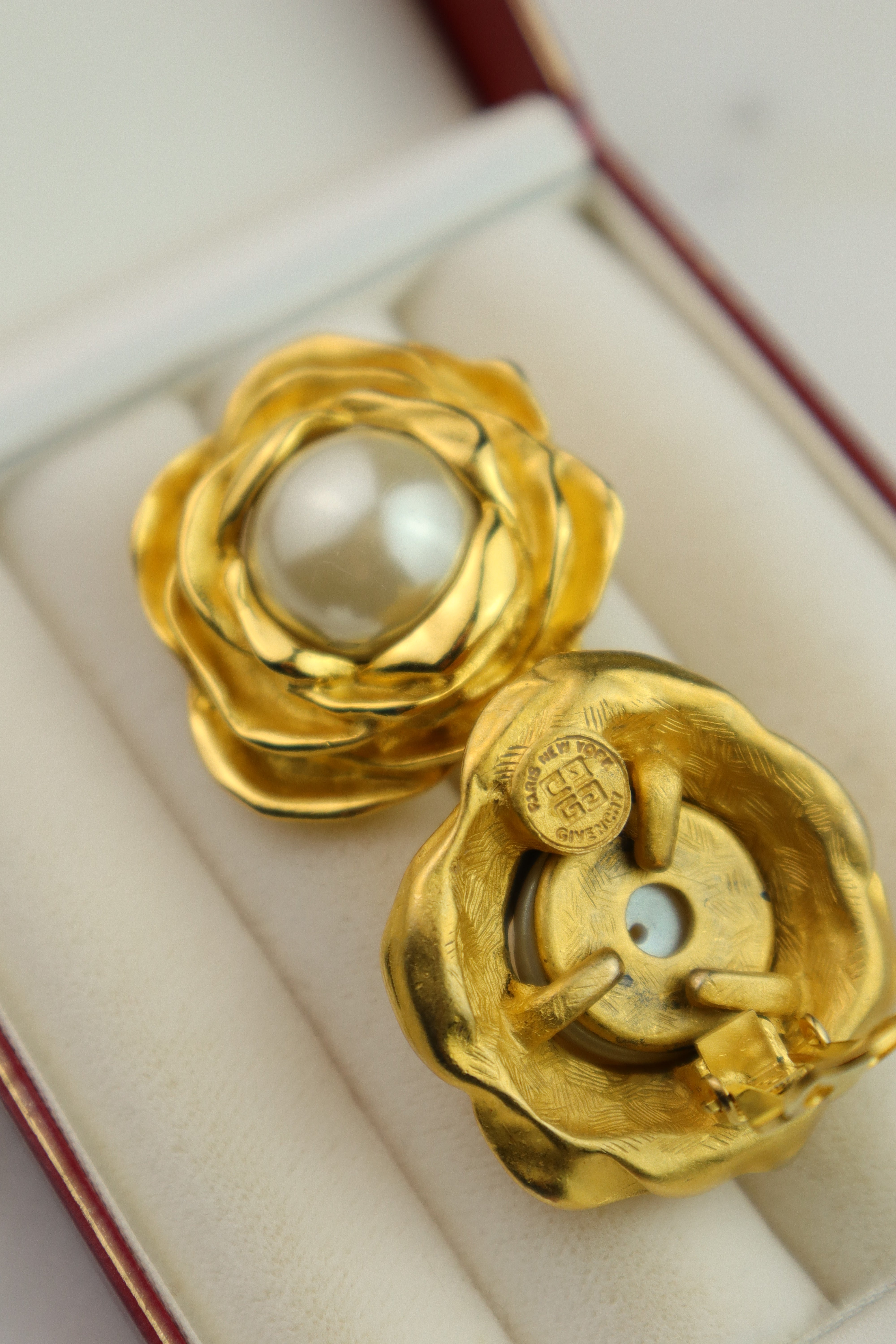 Givenchy - rzeźbiarskie klipsy vintage z perłą