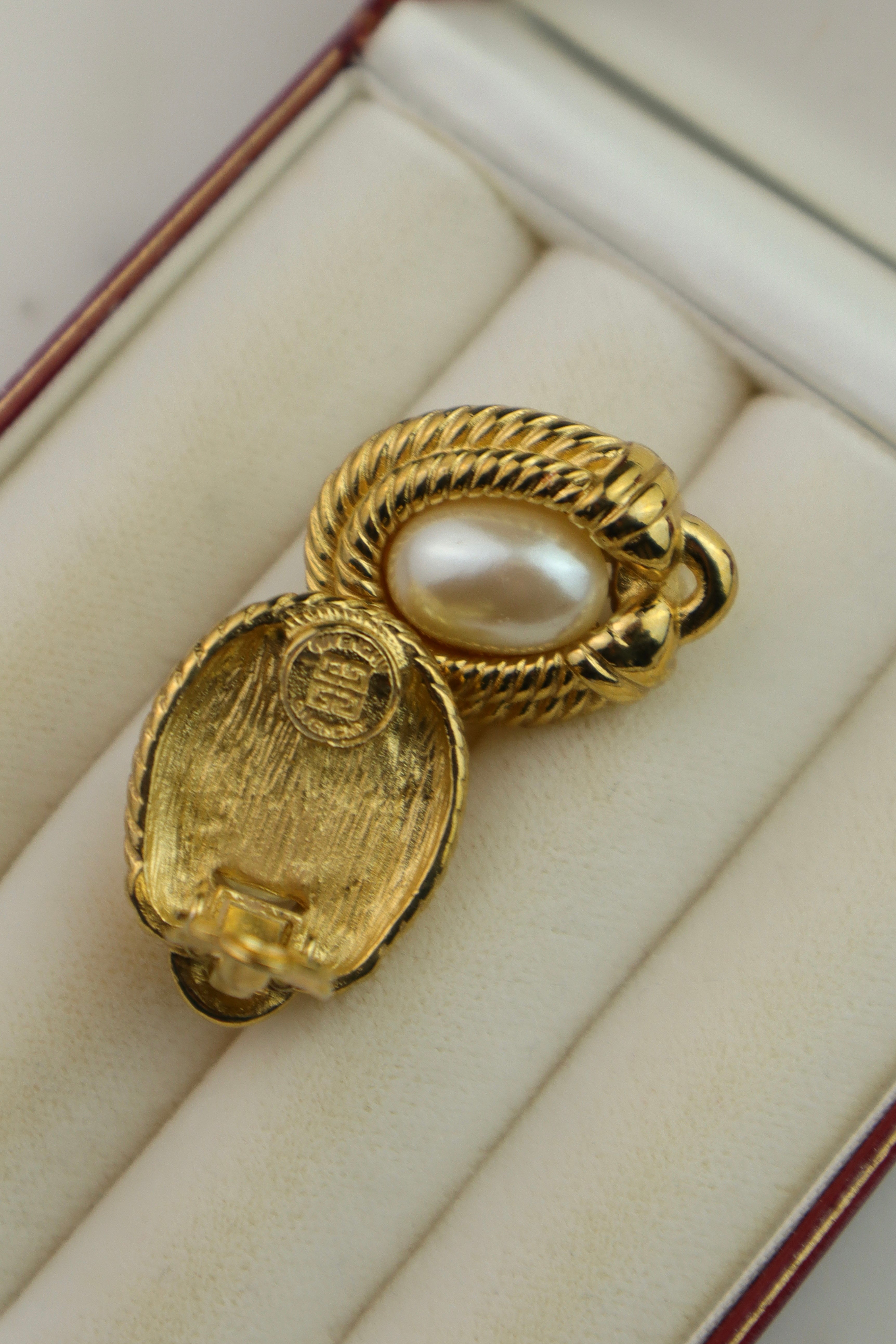 Givenchy - owalne klipsy vintage z perłą