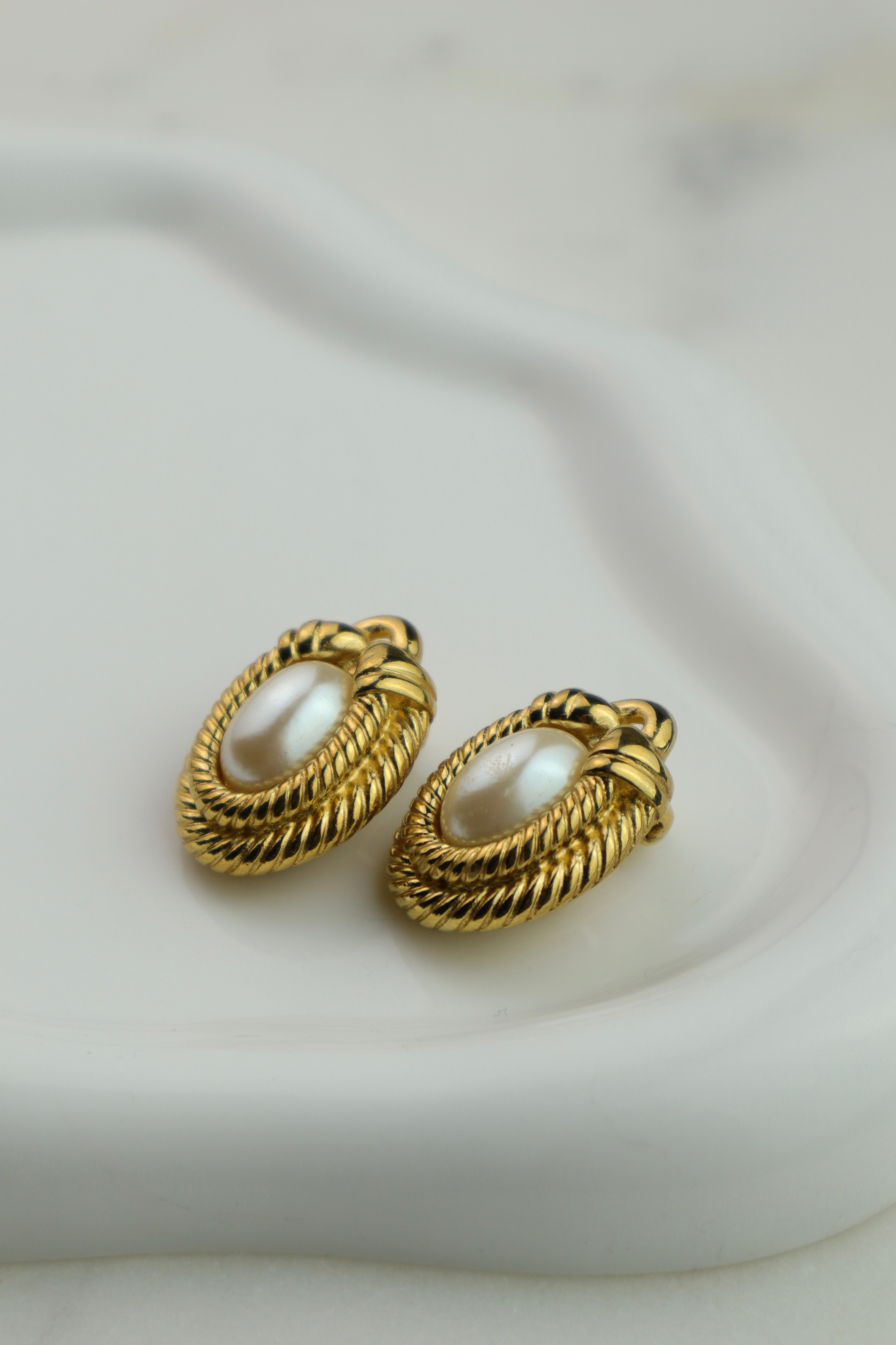 Givenchy - owalne klipsy vintage z perłą