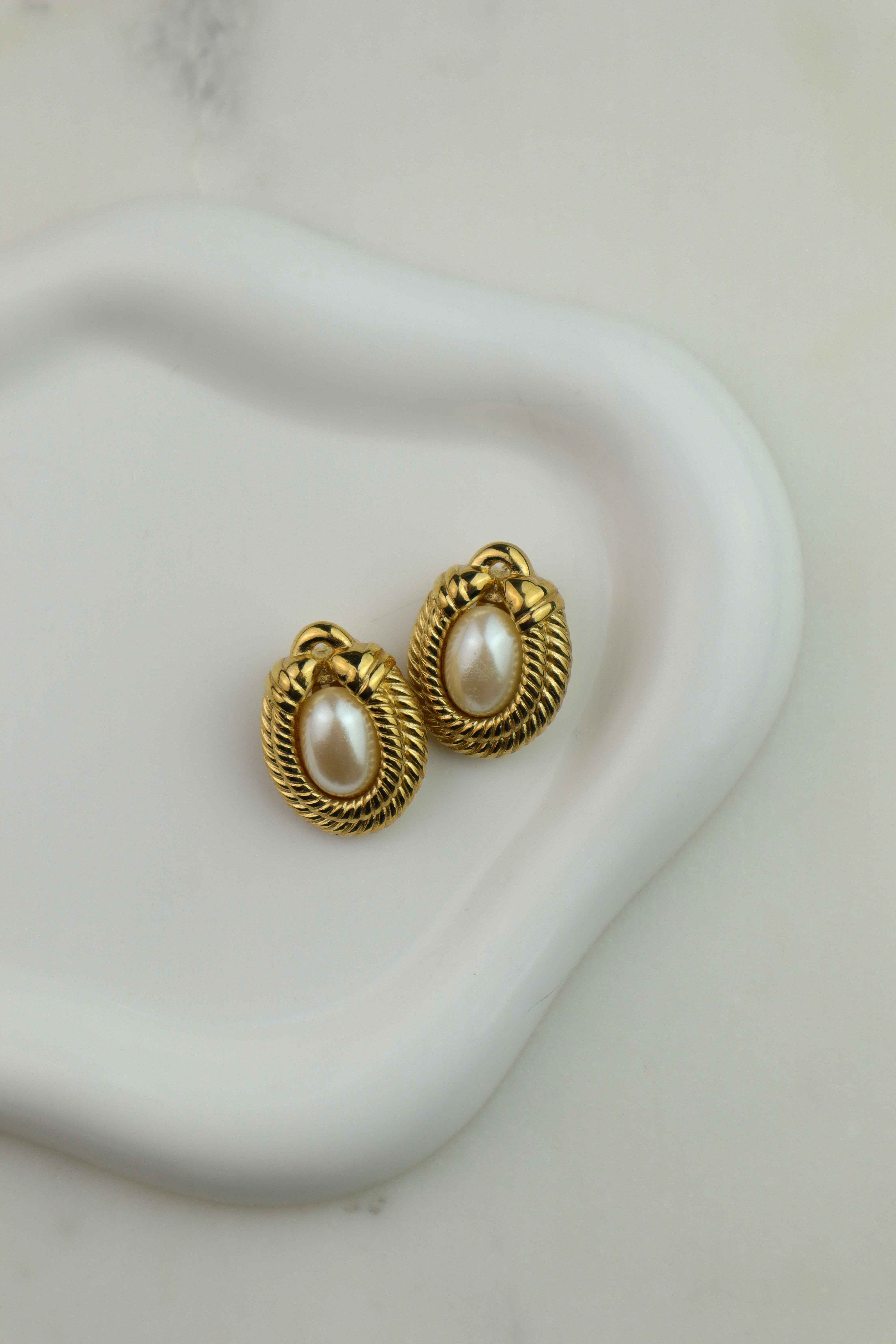 Givenchy - owalne klipsy vintage z perłą