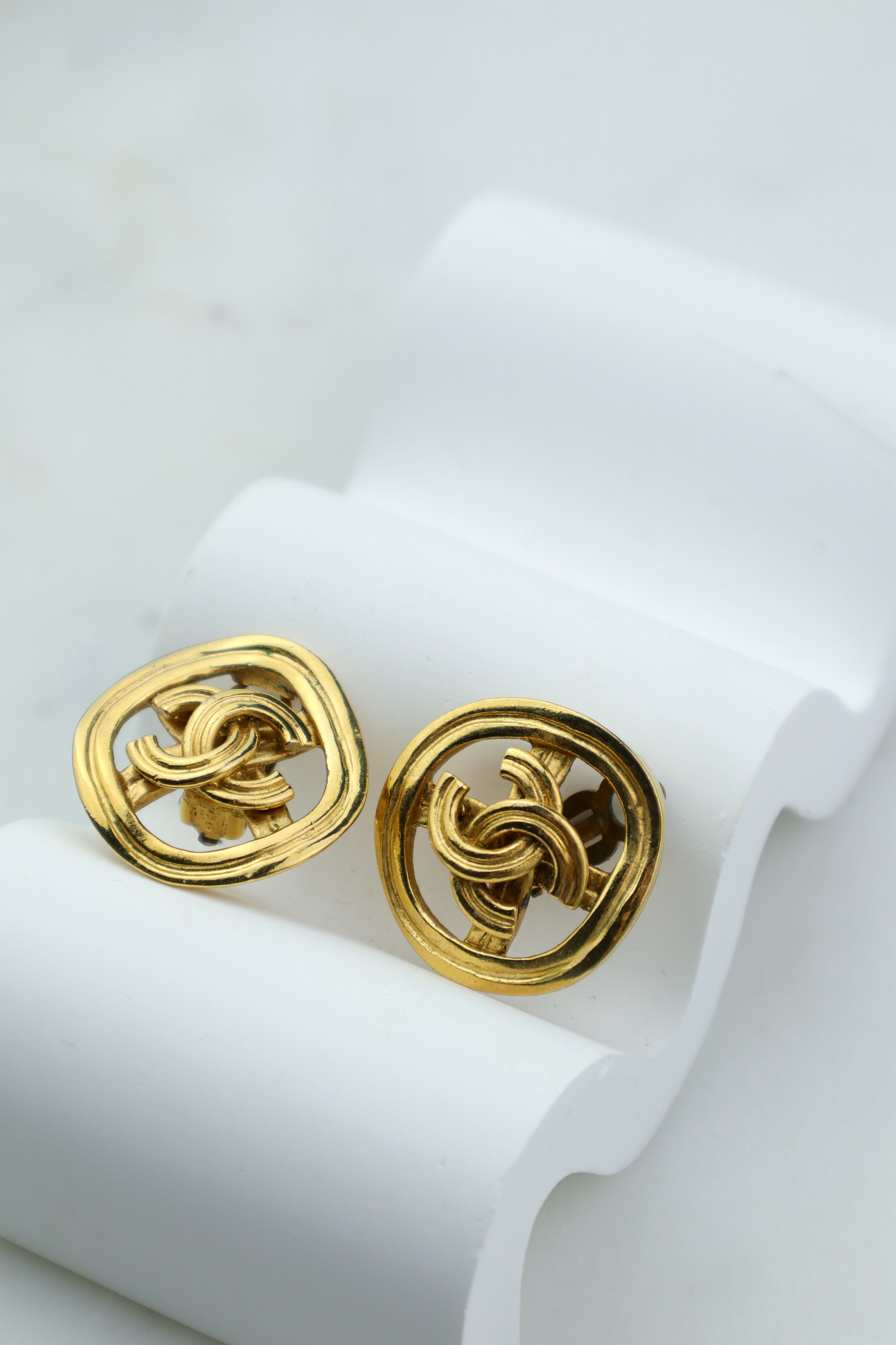 Chanel - pozłacane klipsy vintage logo CC