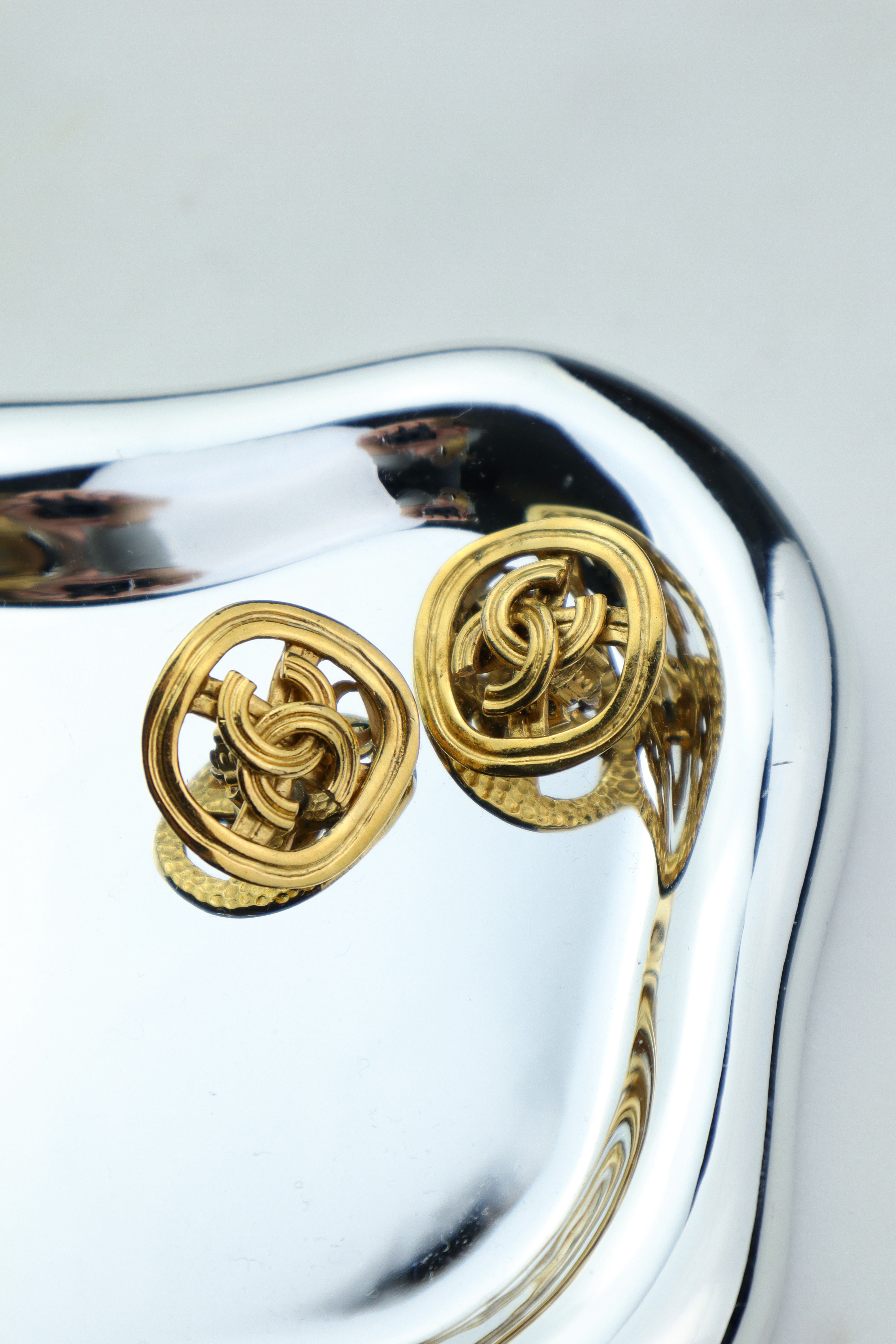 Chanel - pozłacane klipsy vintage logo CC