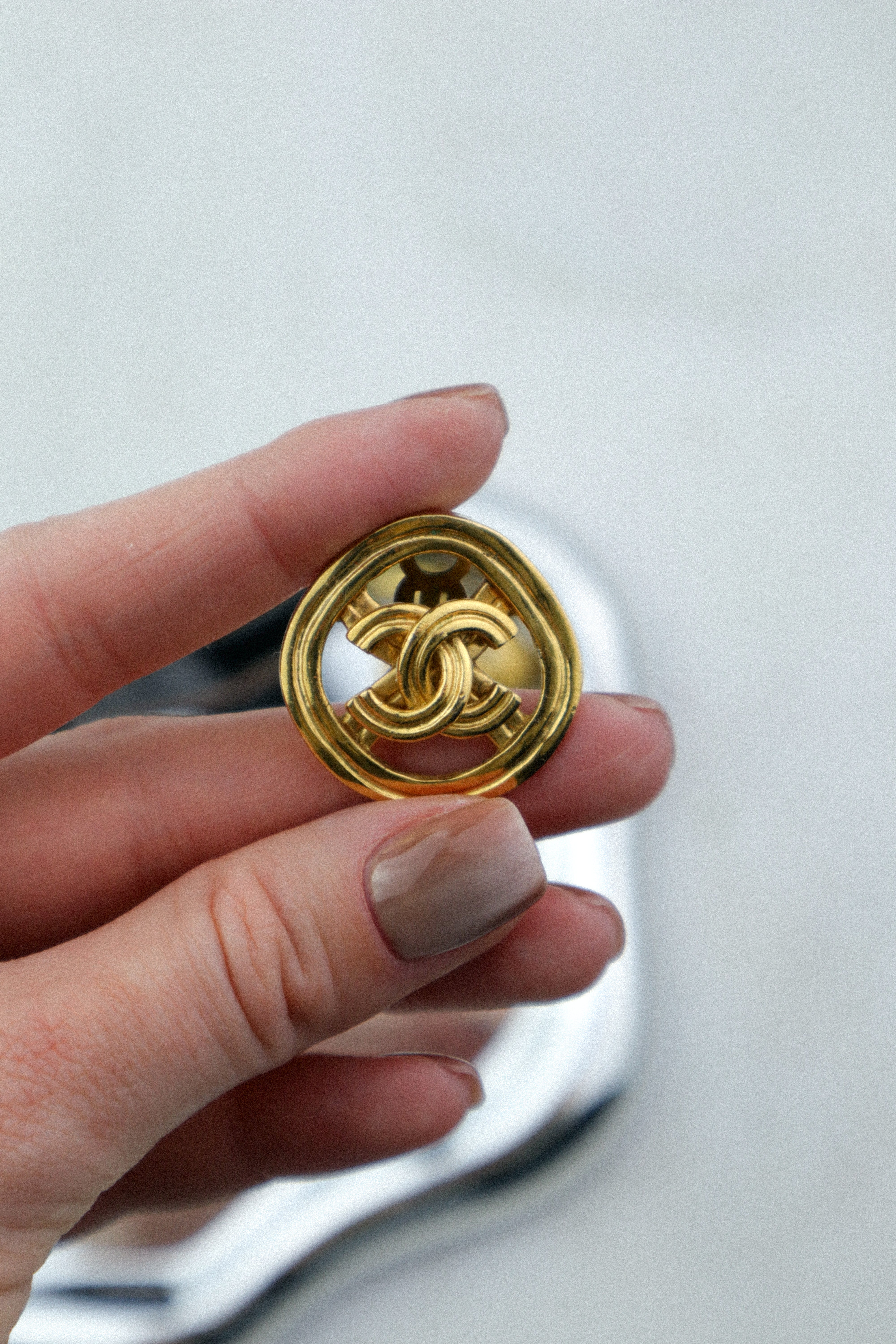 Chanel - pozłacane klipsy vintage logo CC