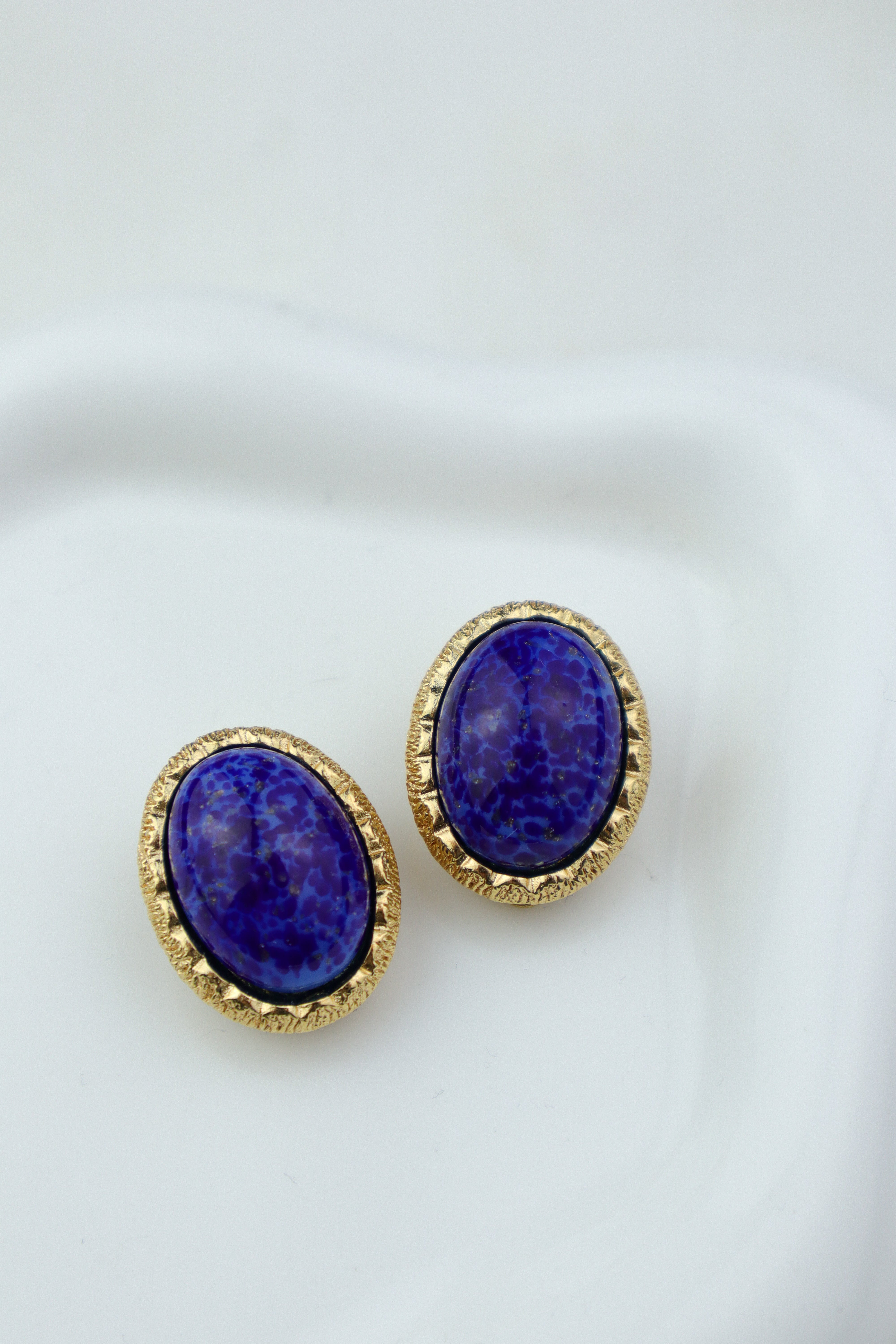 Dior - klipsy vintage z kobaltowym kamieniem w stylu lapis lazuli