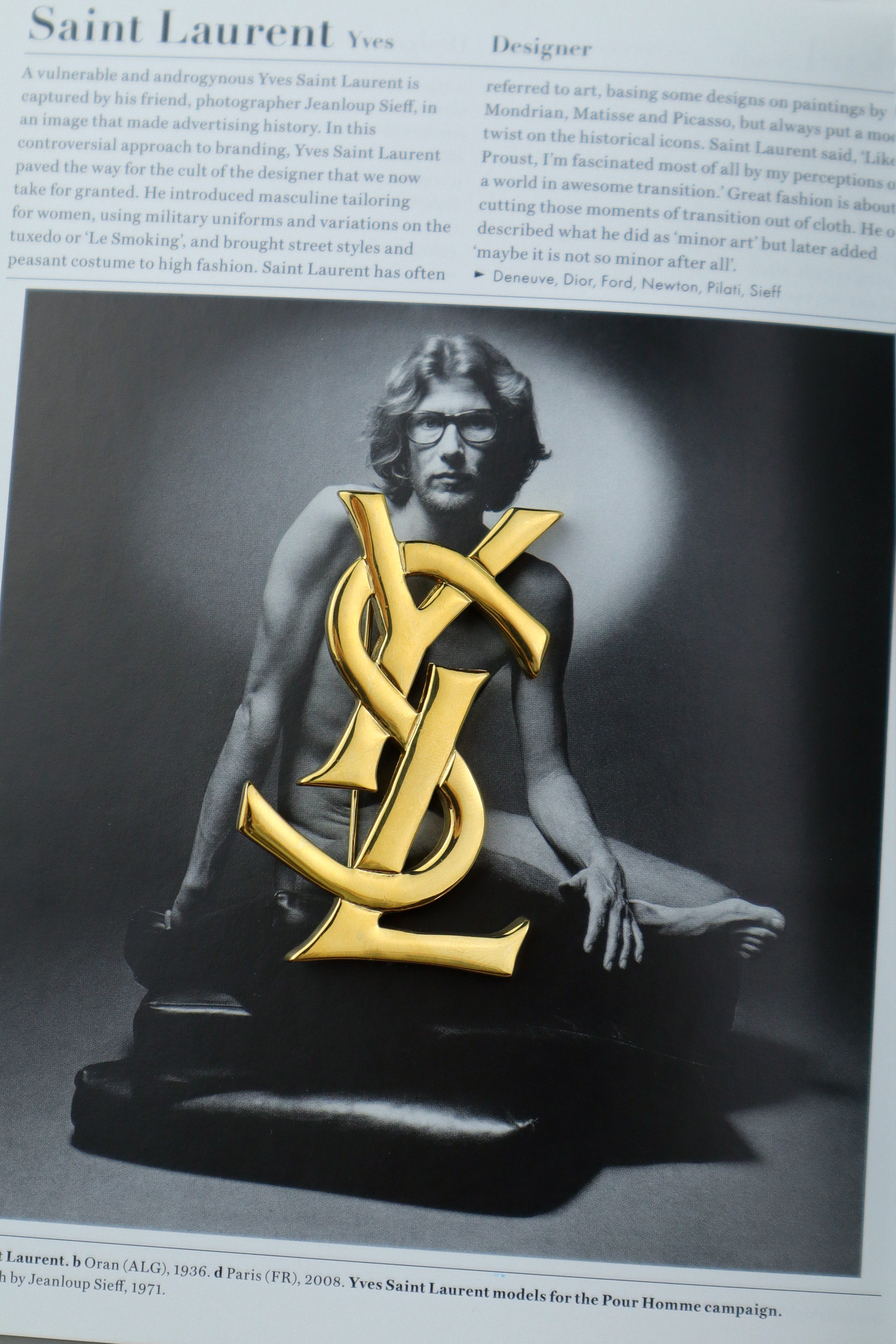 Yves Saint Laurent - broszka monogram Cassandre