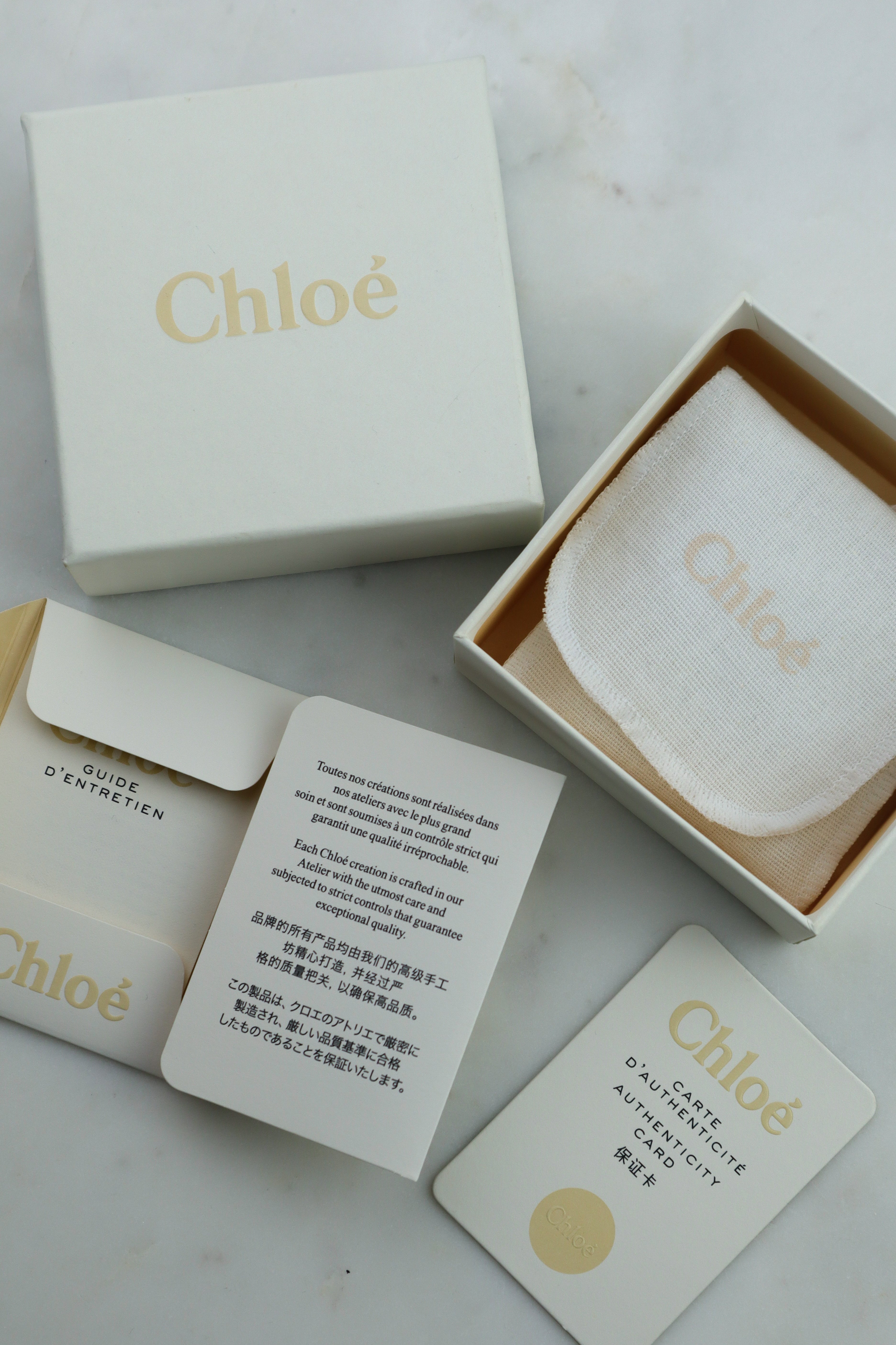 Chloé - klipsy z perłą barokową złocona oprawa, kolekcja FW23 Chloé Baroque Pearl