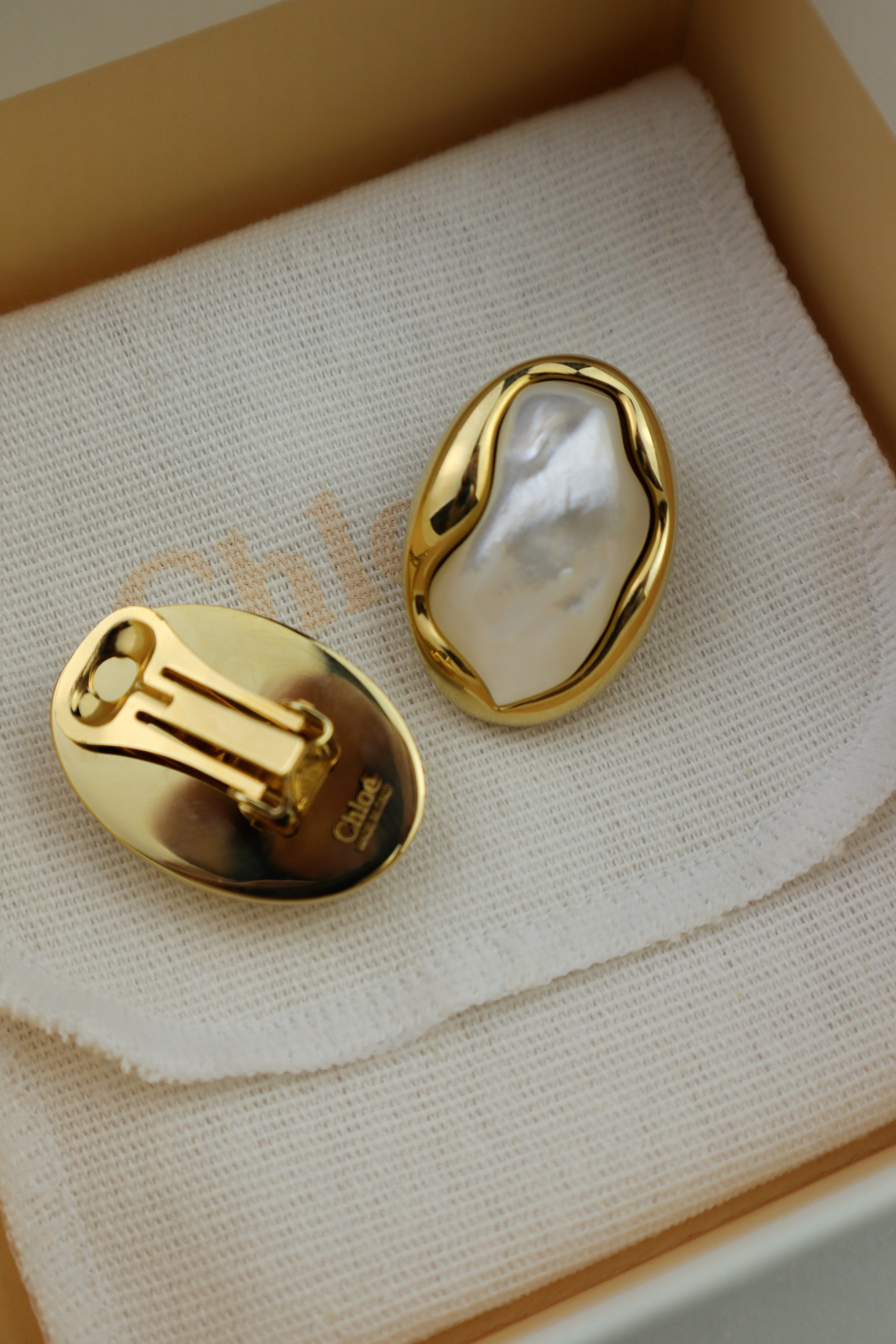 Chloé - klipsy z perłą barokową złocona oprawa, kolekcja FW23 Chloé Baroque Pearl