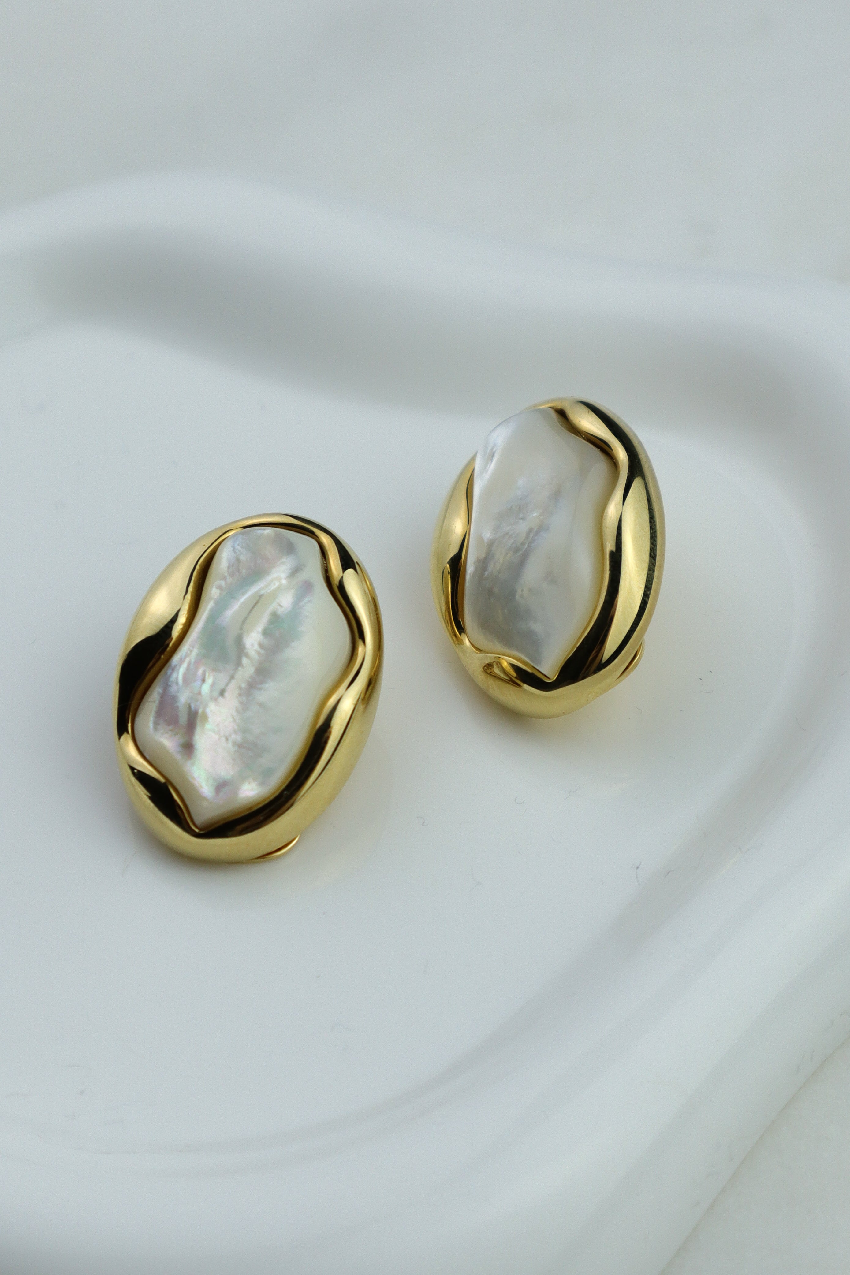 Chloé - klipsy z perłą barokową złocona oprawa, kolekcja FW23 Chloé Baroque Pearl