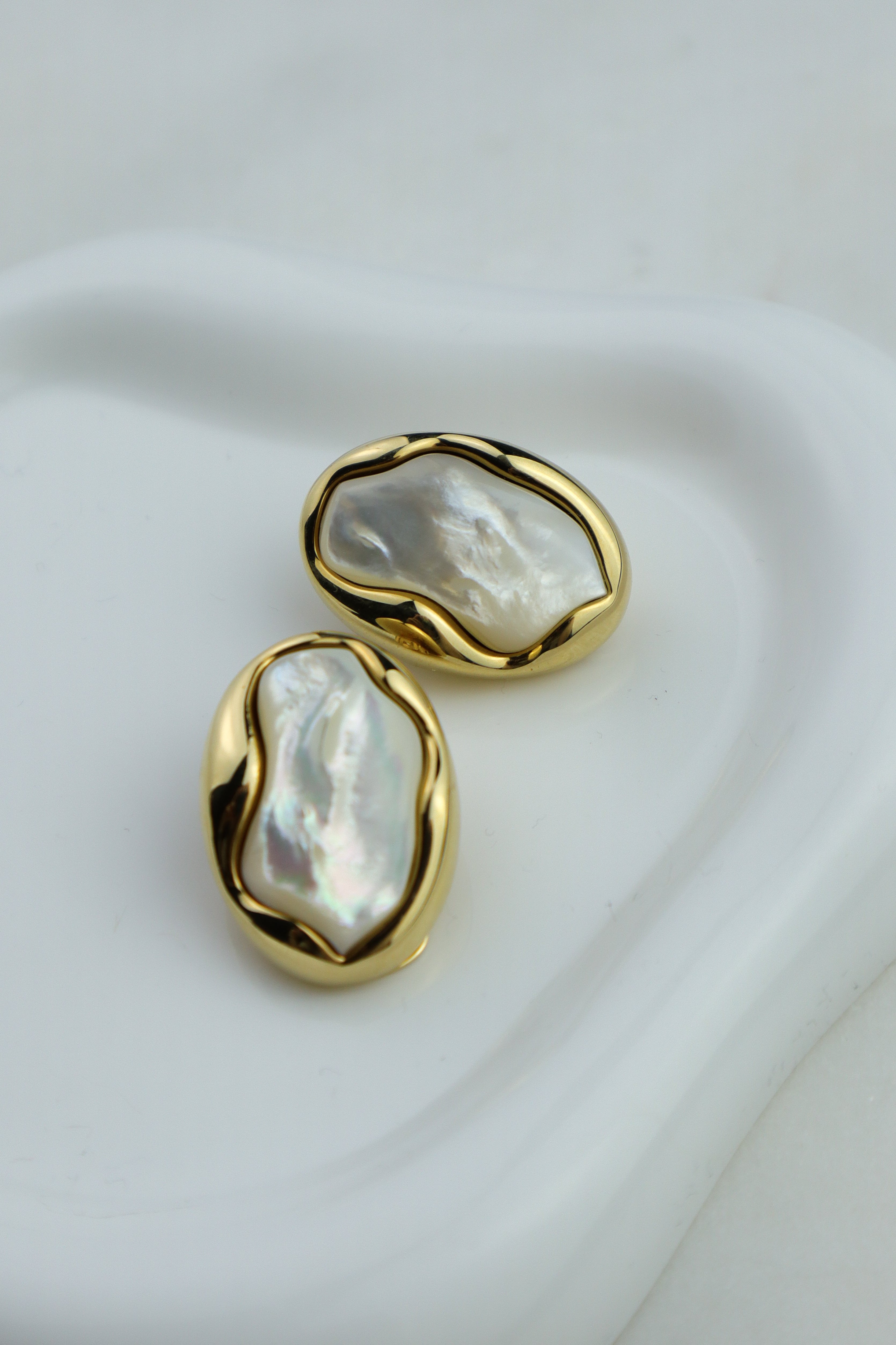 Chloé - klipsy z perłą barokową złocona oprawa, kolekcja FW23 Chloé Baroque Pearl