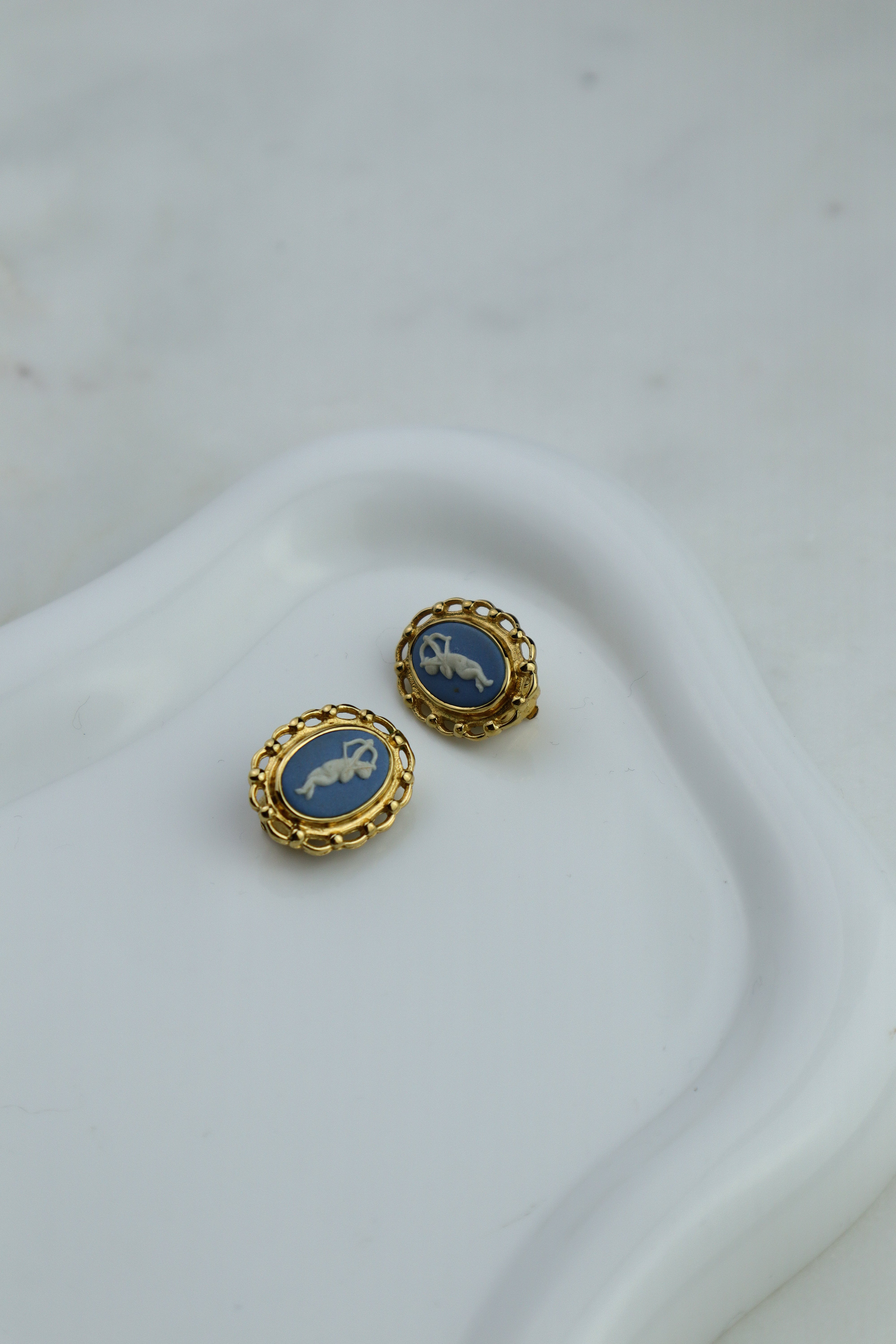 Wedgwood - klipsy złote owalne z niebieską jaspisem