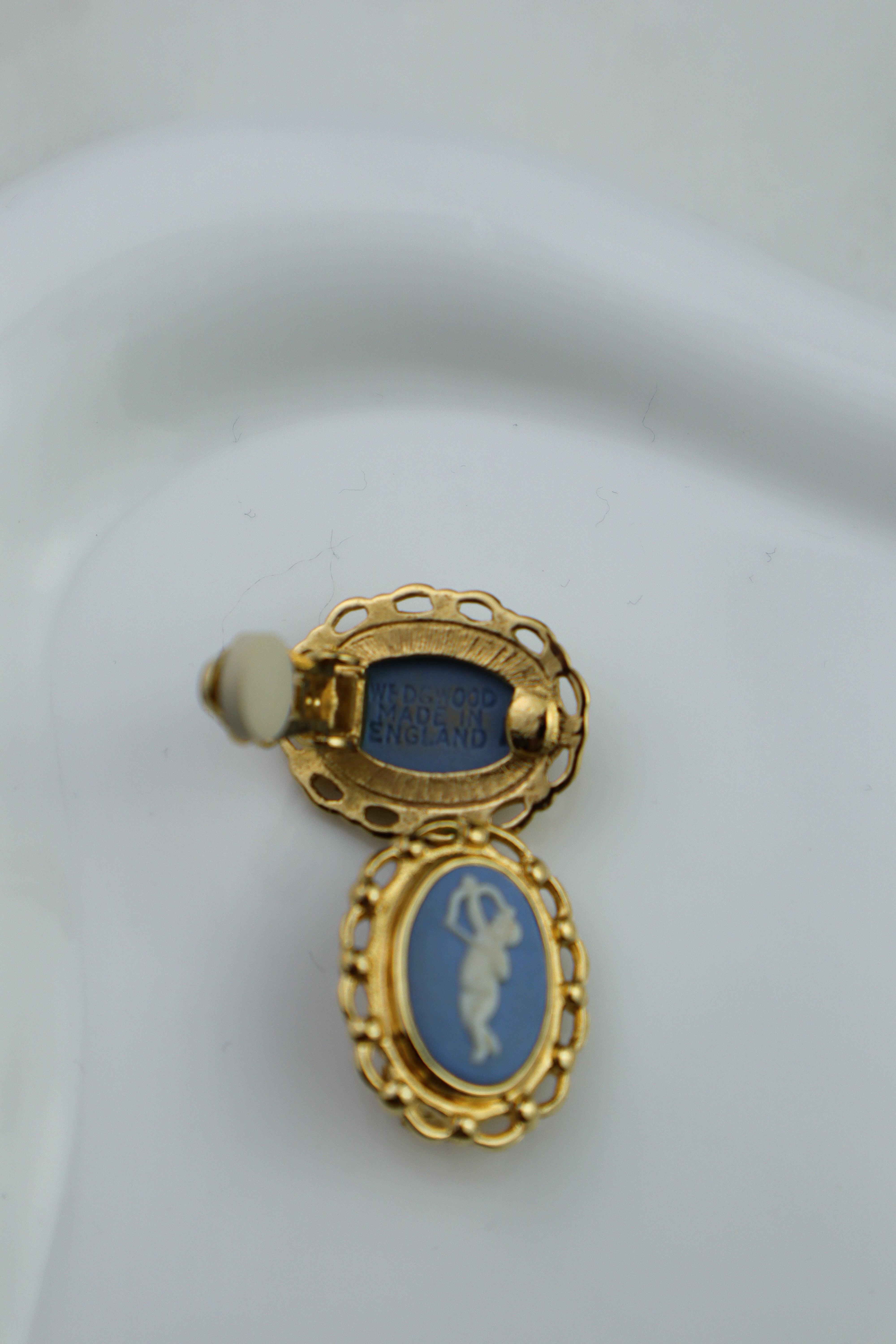 Wedgwood - klipsy złote owalne z niebieską jaspisem