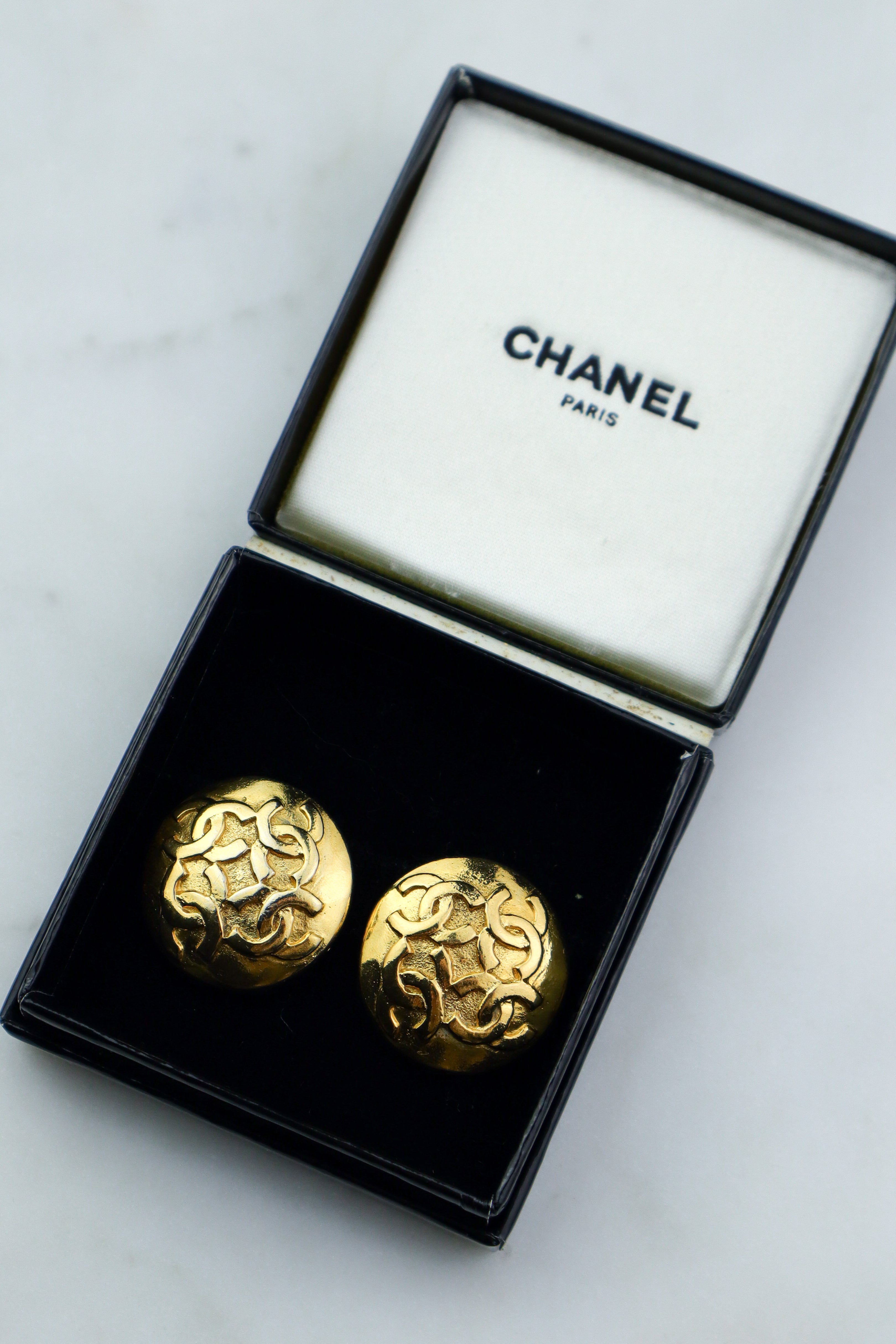 Chanel - okrągłe, złocone klipsy vintage wielokrotne CC