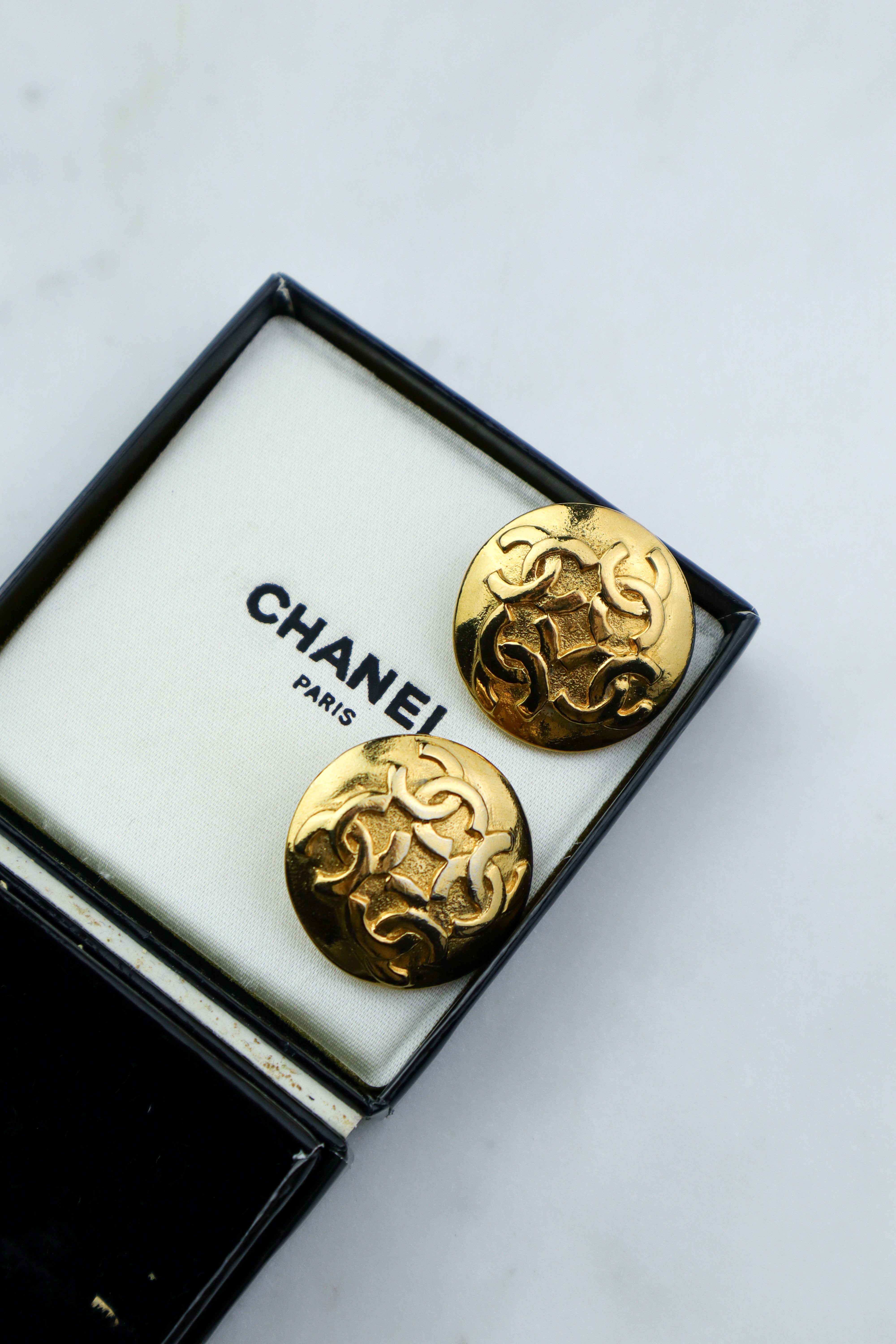 Chanel - okrągłe, złocone klipsy vintage wielokrotne CC